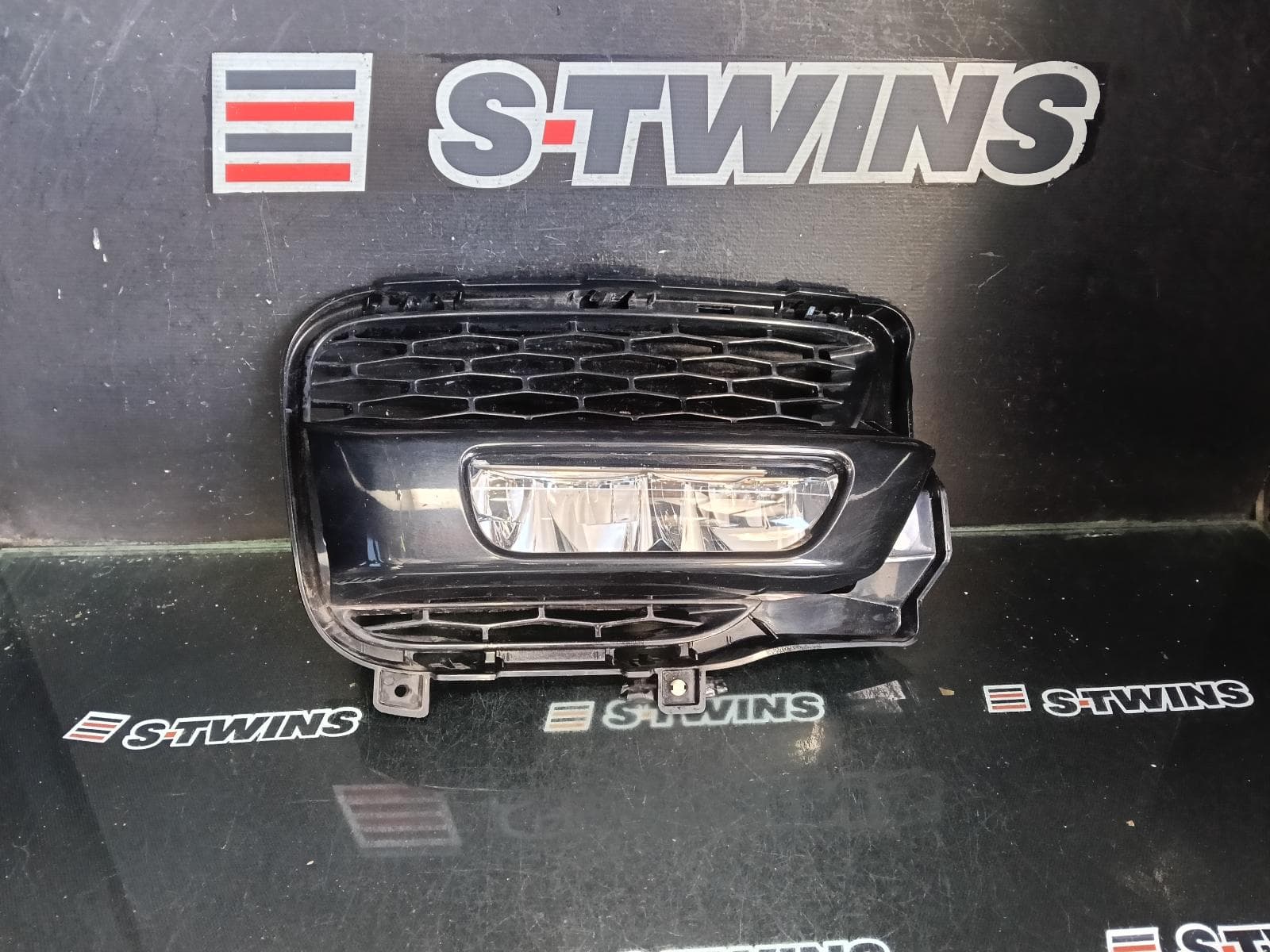 Used auto part listing image: 2017 LAND ROVER RANGEROVER SPORT RIGHT INDICATOR FOG SIDE BUMPER FOGLAMP, L494, 06/13-10/17