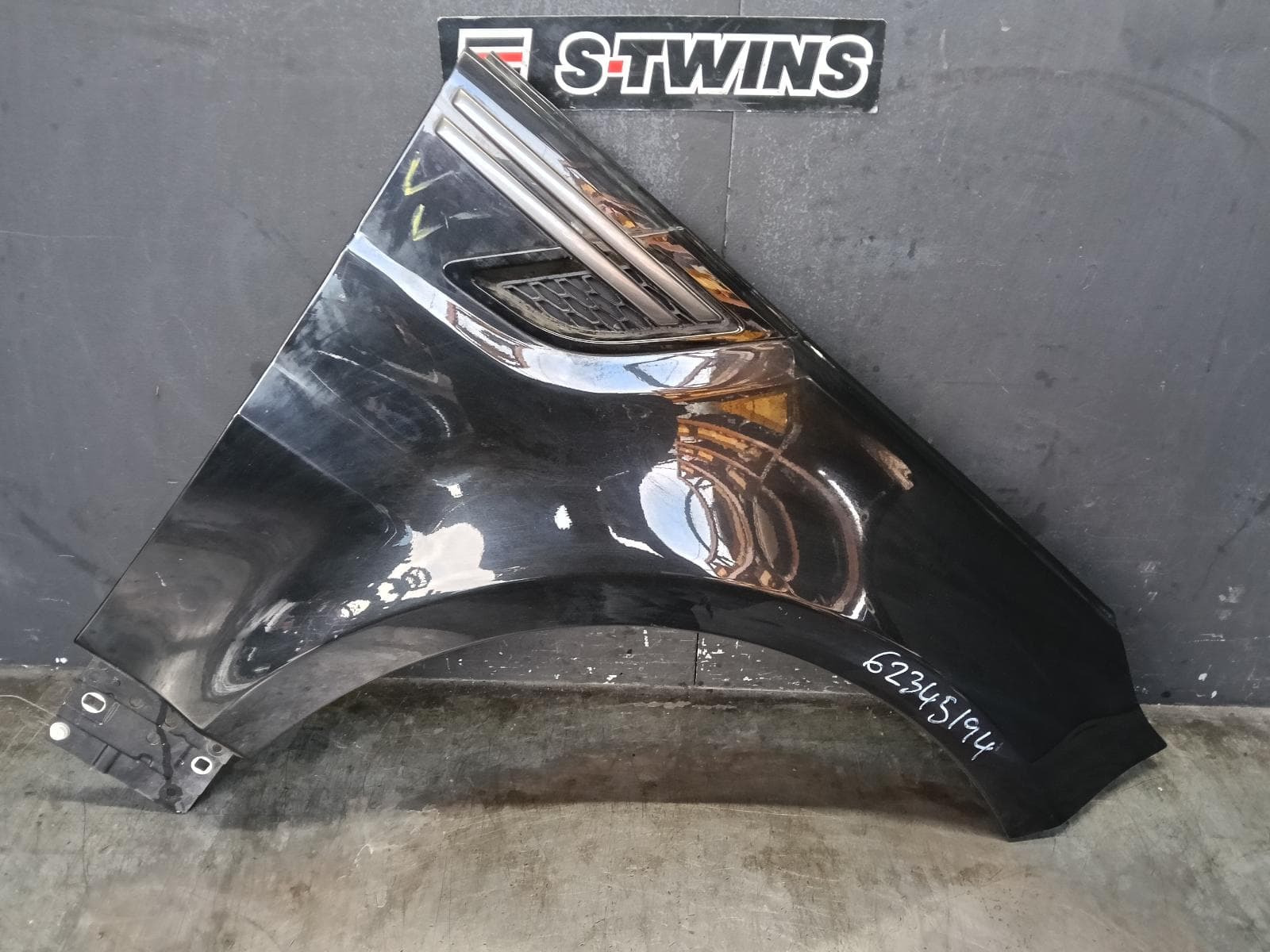 Used auto part listing image: 2017 LAND ROVER RANGEROVER SPORT RIGHT GUARD L494, NON SVR, 06/13-12/17