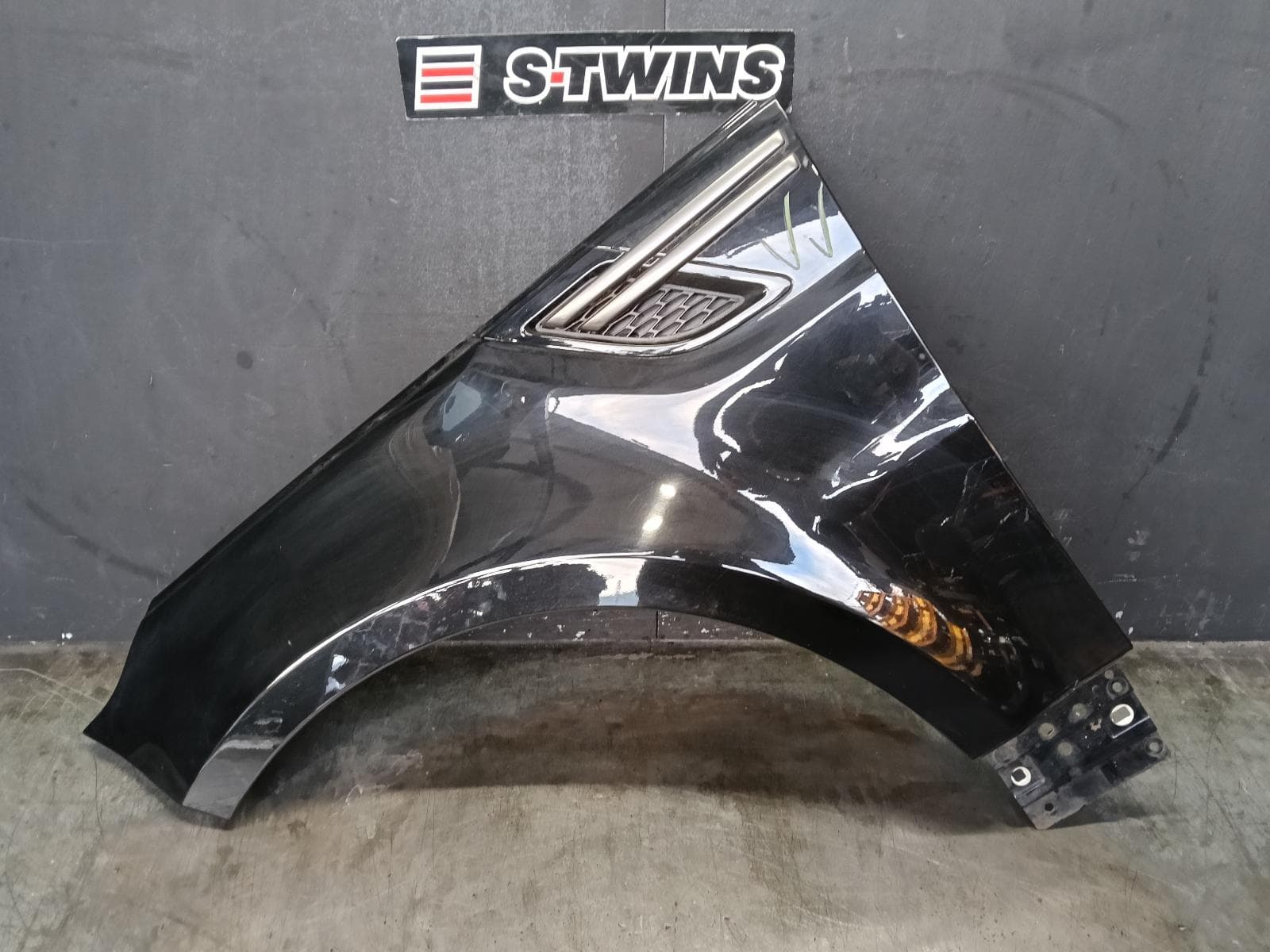 Used auto part listing image: 2017 LAND ROVER RANGEROVER SPORT LEFT GUARD L494, NON SVR, 06/13-12/17