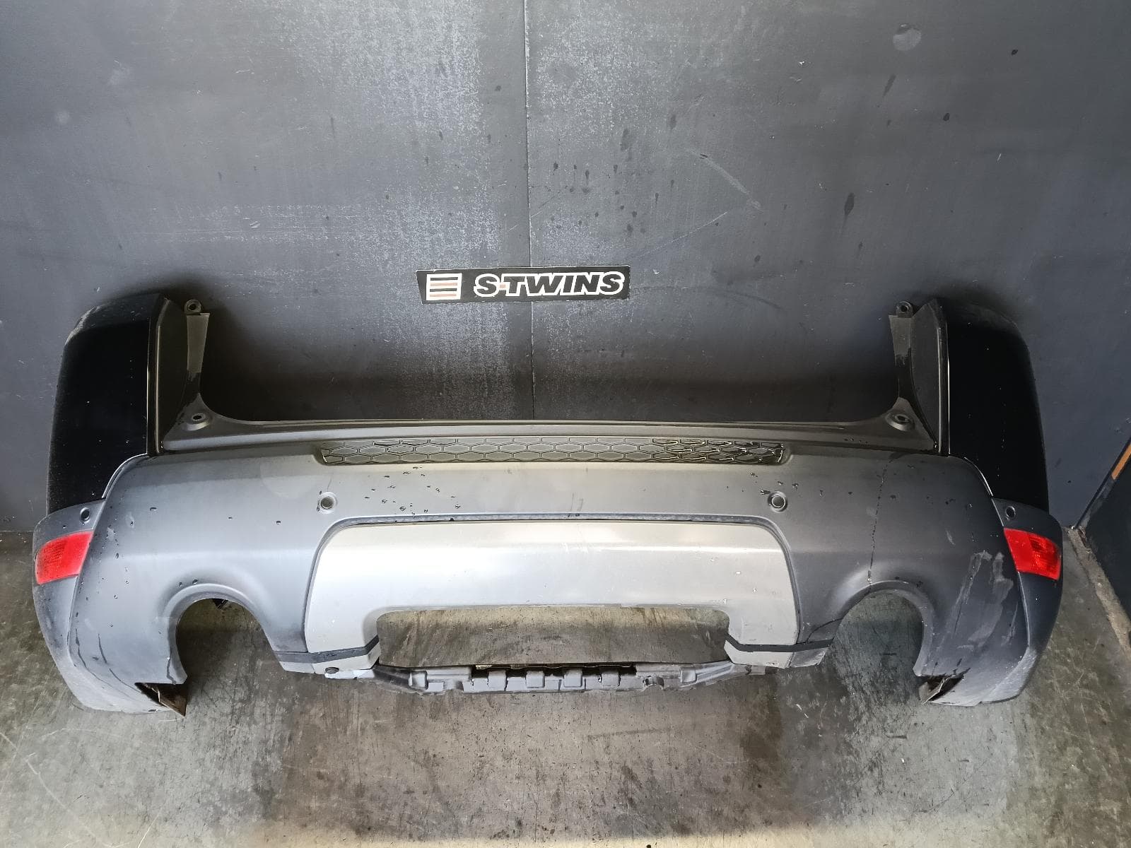 Used auto part listing image: 2017 LAND ROVER RANGEROVER SPORT REAR BUMPER BUMPER BAR (3 PIECE), NON SVR TYPE, L494, 06/13-10/17