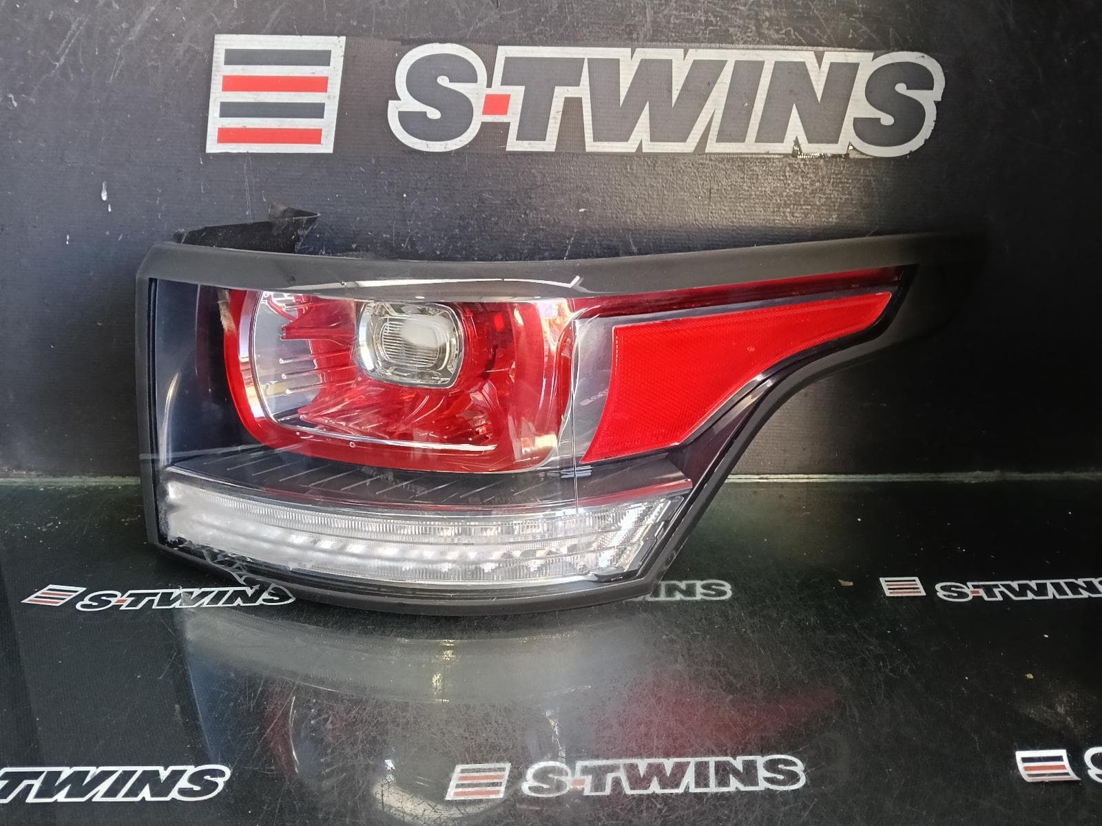Used auto part listing image: 2017 LAND ROVER RANGEROVER SPORT RIGHT TAILLIGHT IN BODY, LED TYPE, CHROME AROUND SIDE MARKER, L494, 06/13-10/17