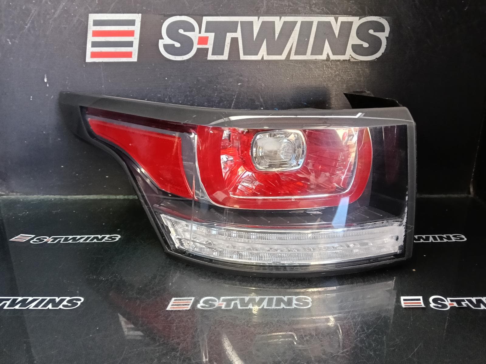 Used auto part listing image: 2017 LAND ROVER RANGEROVER SPORT LEFT TAILLIGHT IN BODY, LED TYPE, CHROME AROUND SIDE MARKER, L494, 06/13-10/17