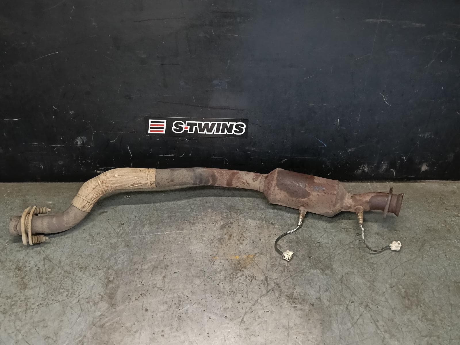 Used auto part listing image: 2012 JEEP GRANDCHEROKEE CATALYTIC CONVERTER UNDER CAR-CAT TYPE, 5.7, PETROL, LH SIDE, WK, 11/10-02/22 0000423675