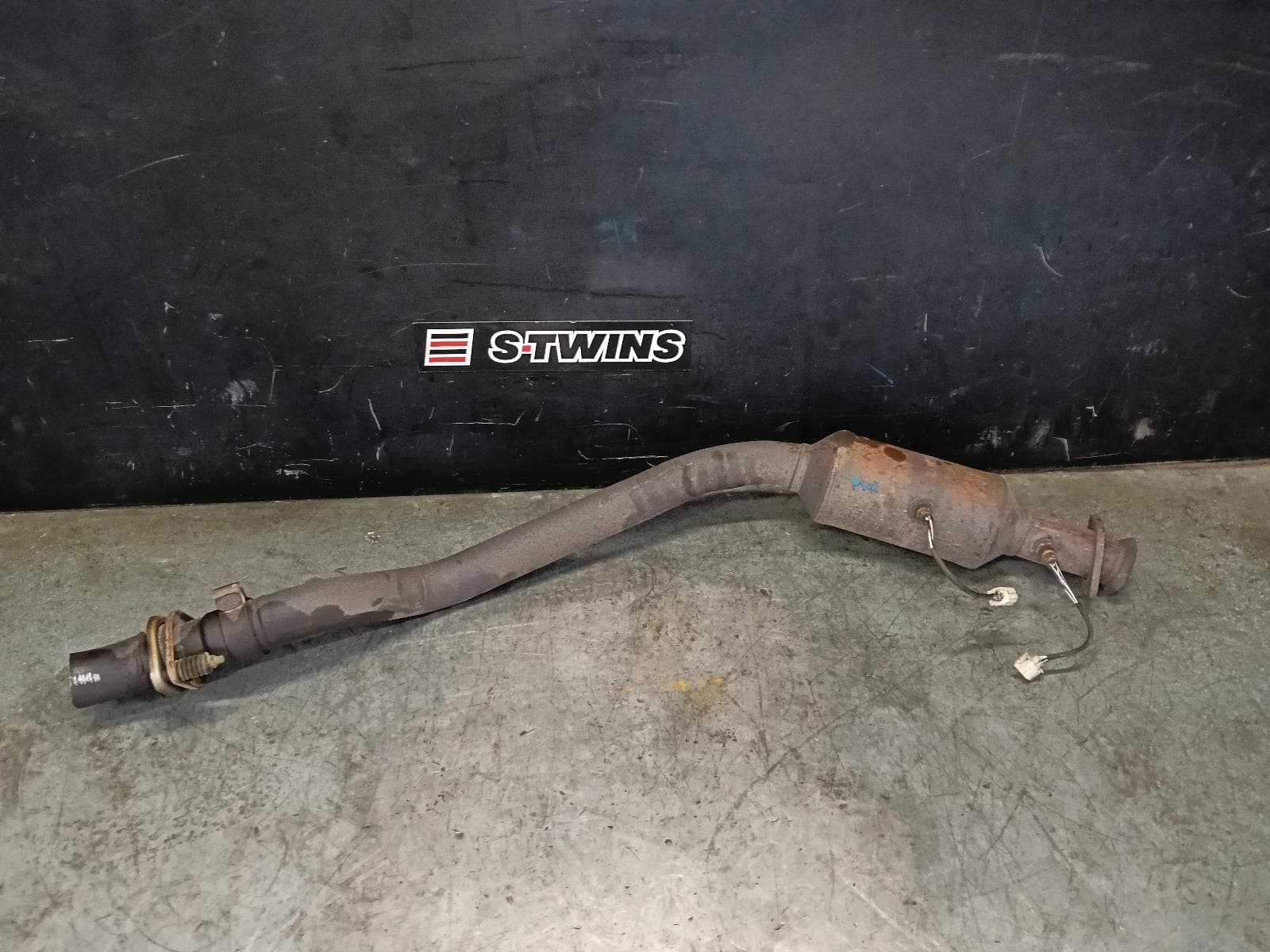 Used auto part listing image: 2012 JEEP GRANDCHEROKEE CATALYTIC CONVERTER UNDER CAR-CAT TYPE, 5.7, PETROL, RH SIDE, WK, 11/10-02/22 0000423676