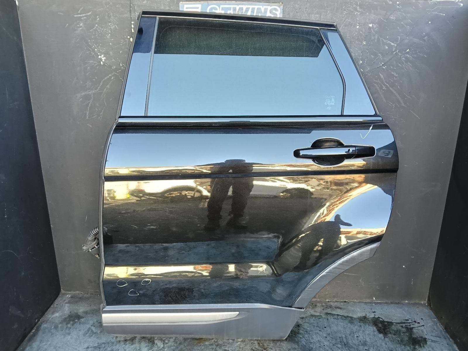 Used auto part listing image: 2016 LAND ROVER RANGE ROVER EVOQUE LEFT REAR DOOR SLIDING L538, 11/11-01/19
