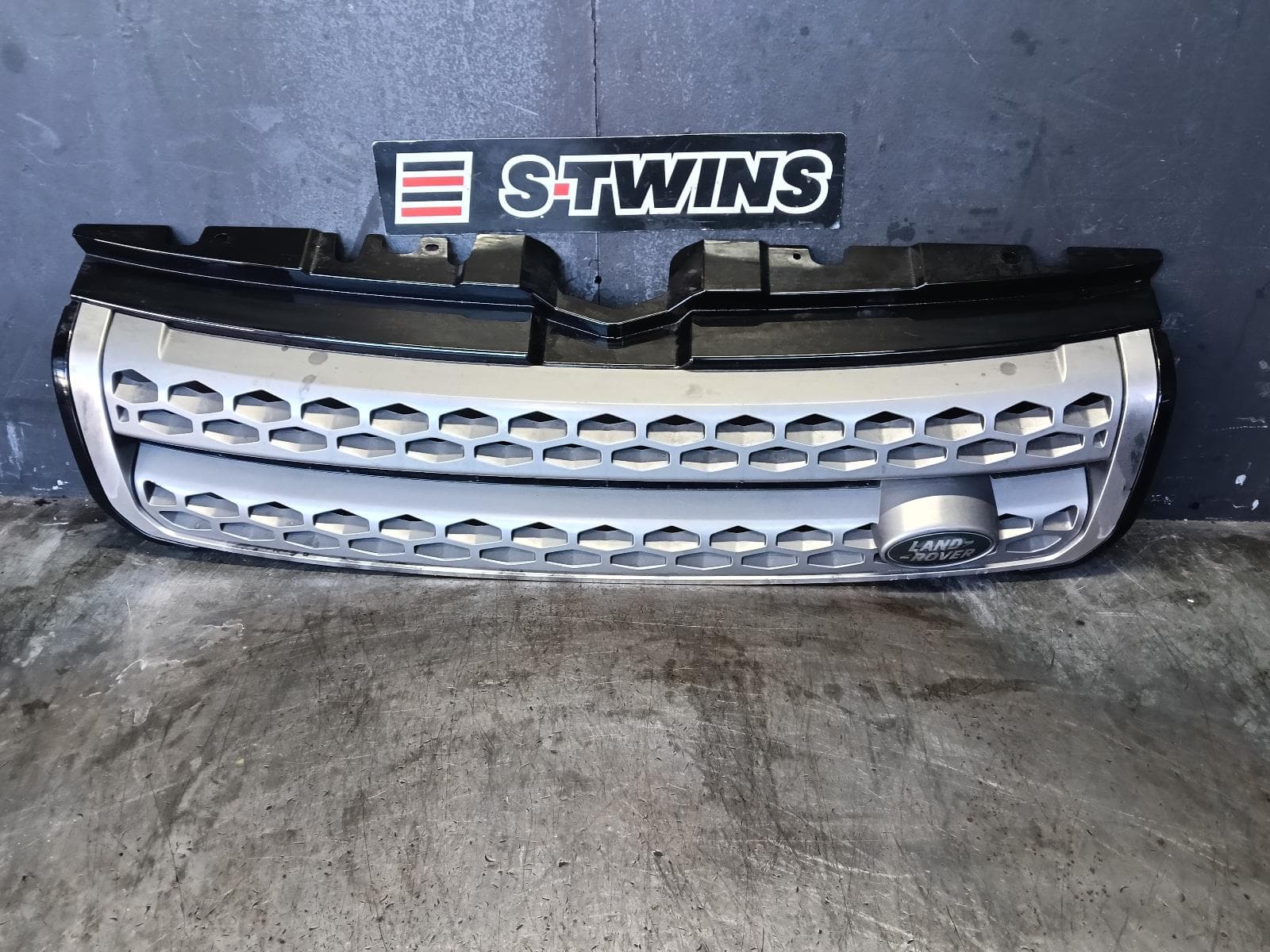 Used auto part listing image: 2016 LAND ROVER RANGE ROVER EVOQUE GRILLE RADIATOR GRILLE, L538, PURE/SE, BRUNEL W/ ATLAS SURROUND, 07/15-01/19