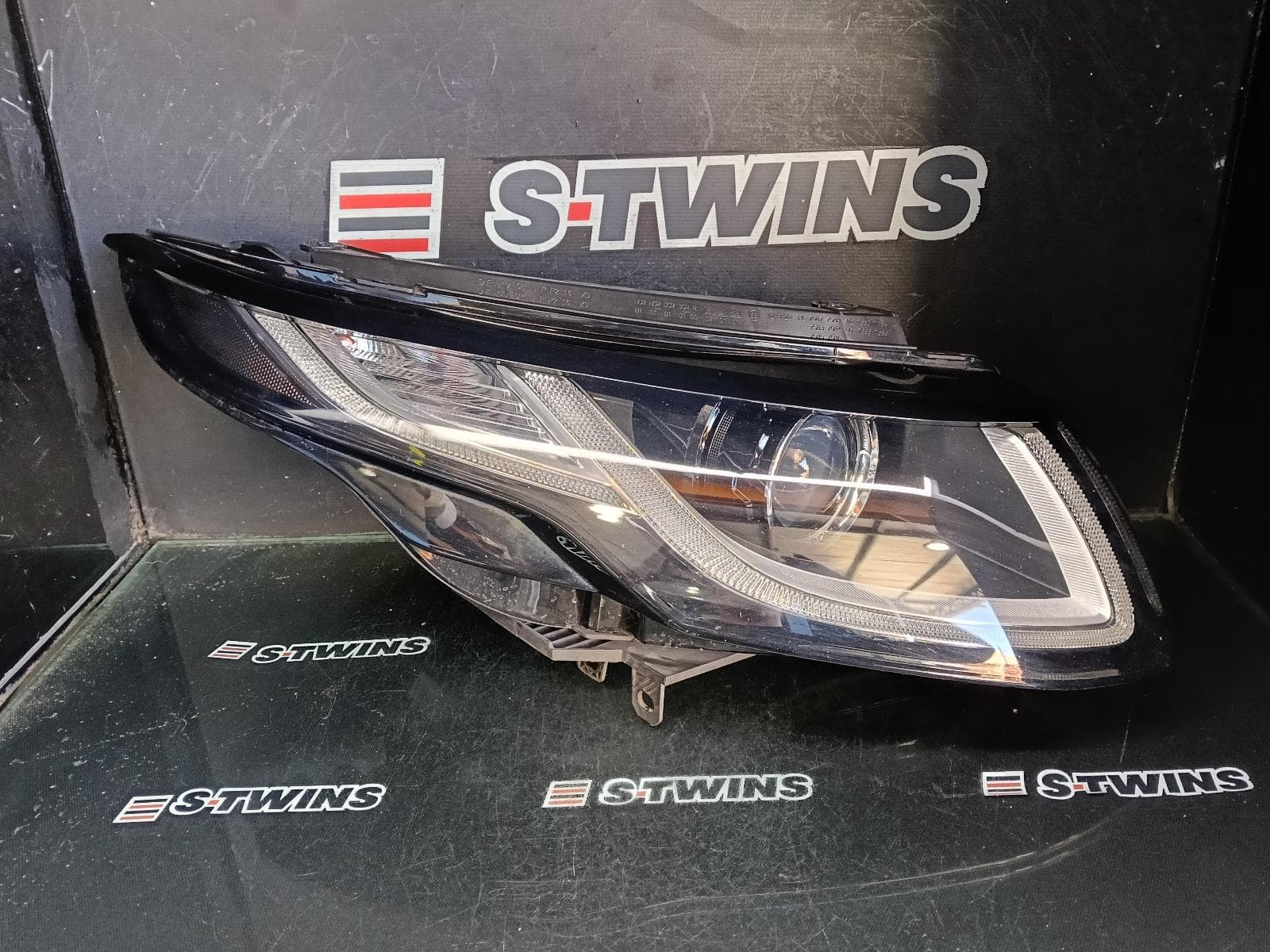 Used auto part listing image: 2016 LAND ROVER RANGE ROVER EVOQUE RIGHT HEADLAMP L538, XENON, 07/15-01/19