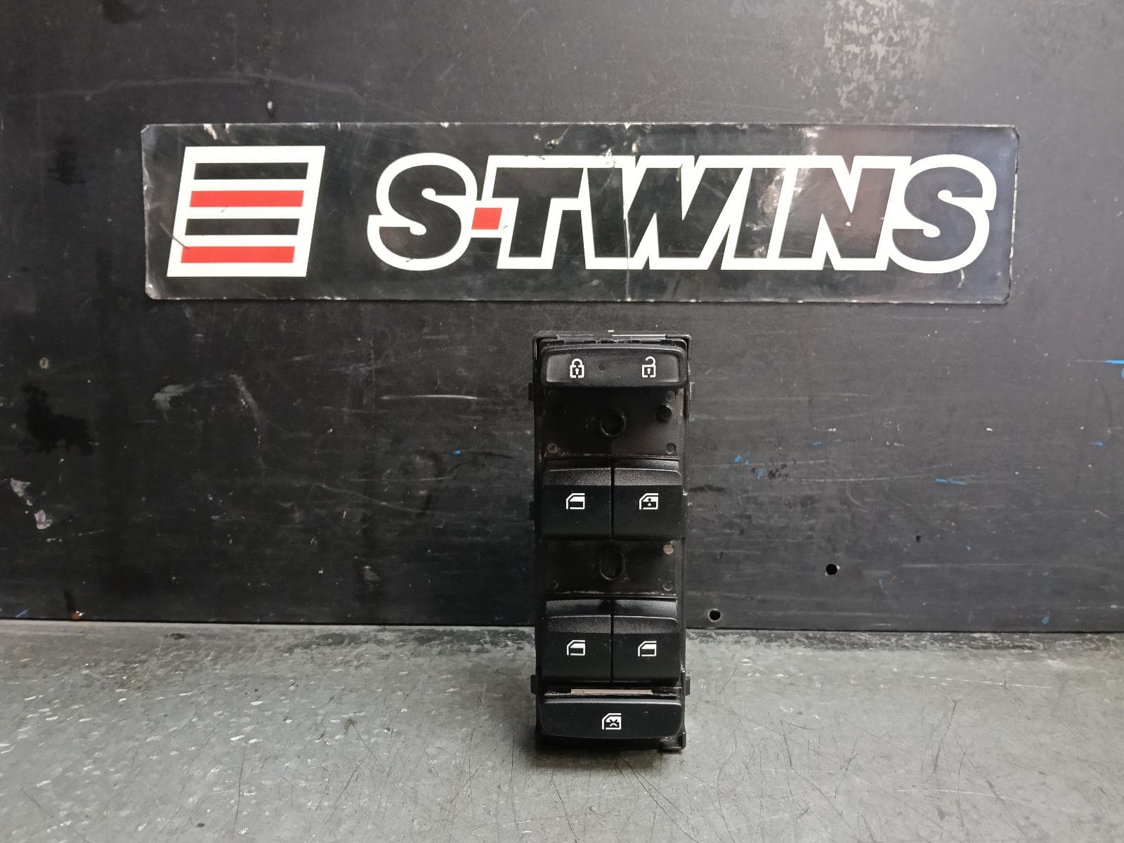Used auto part listing image: 2023 HYUNDAI I30 PWR DR WIND SWITCH RH FRONT (MASTER SWITCH), CN7, SEDAN, (S.KOREA VIN KMHL), 10/20