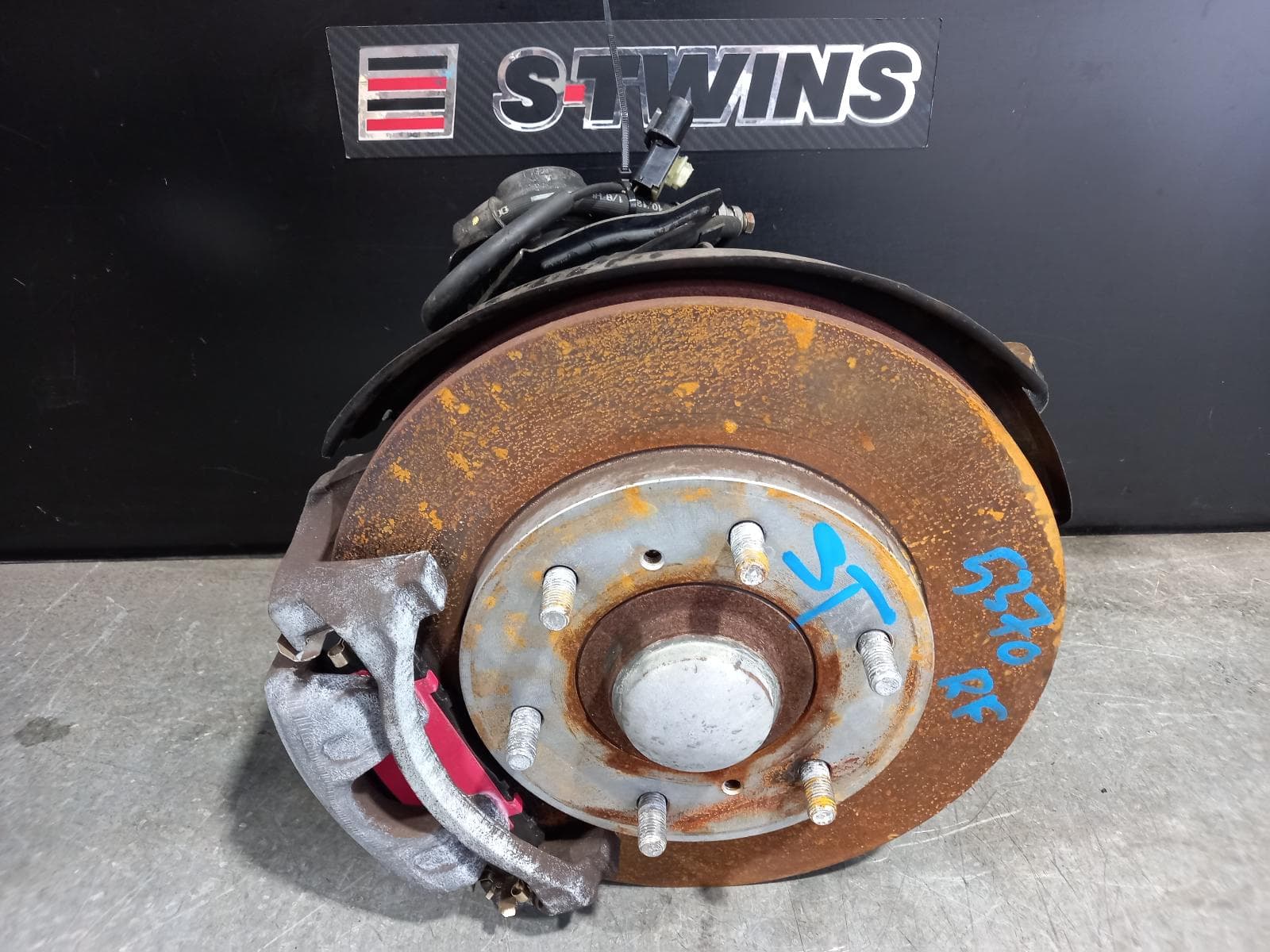 Used auto part listing image: 2013 MITSUBISHI TRITON RIGHT FRONT HUB ASSEMBLY ML-MQ, 2WD, ABS TYPE, 07/06-10/18 0000194321