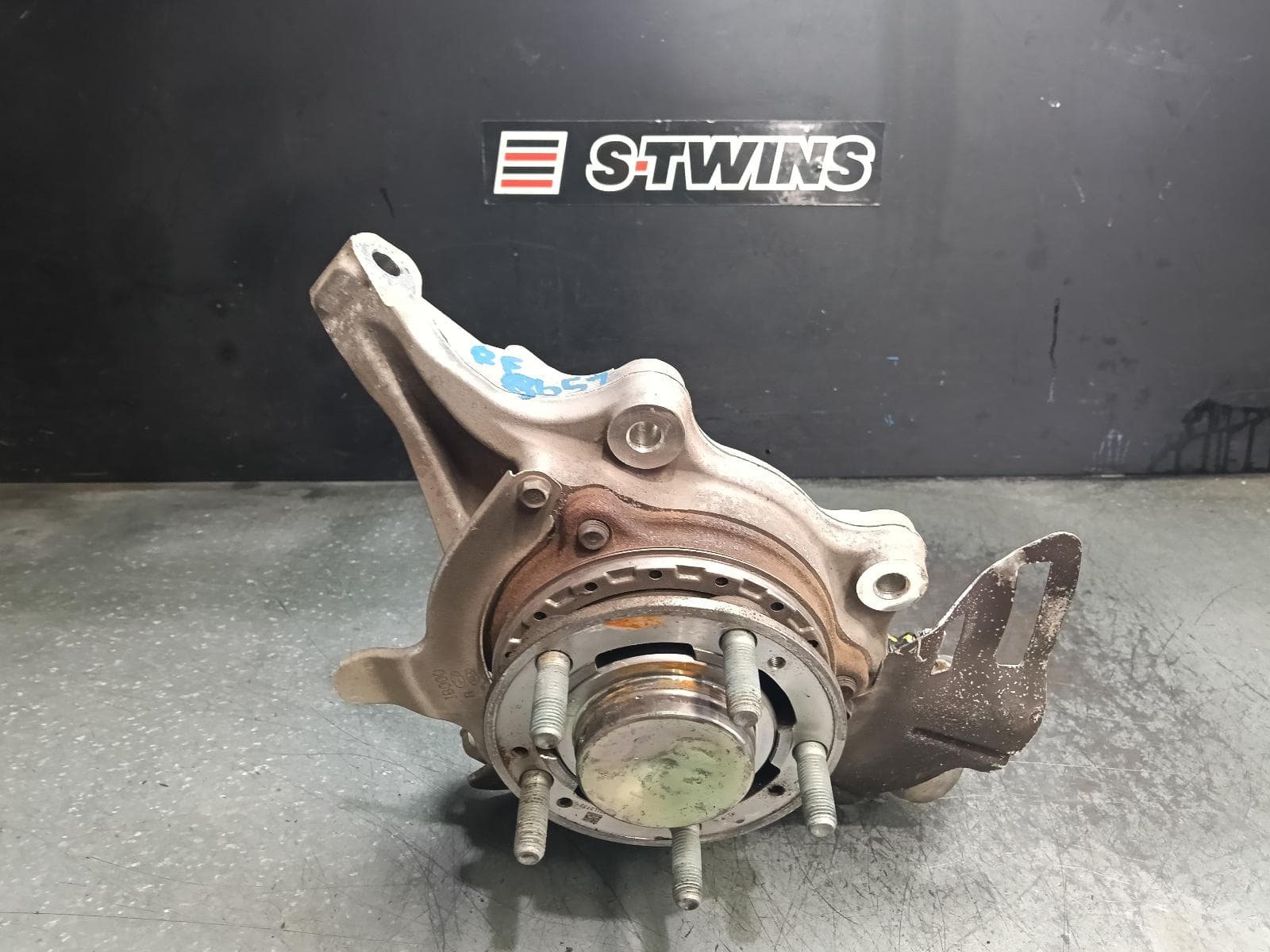 Used auto part listing image: 2022 HYUNDAI I30 RIGHT FRONT HUB ASSEMBLY CN7, SEDAN (S.KOREA VIN KMHL), PETROL, 2.0, N PREMIUM TYPE, 03/21