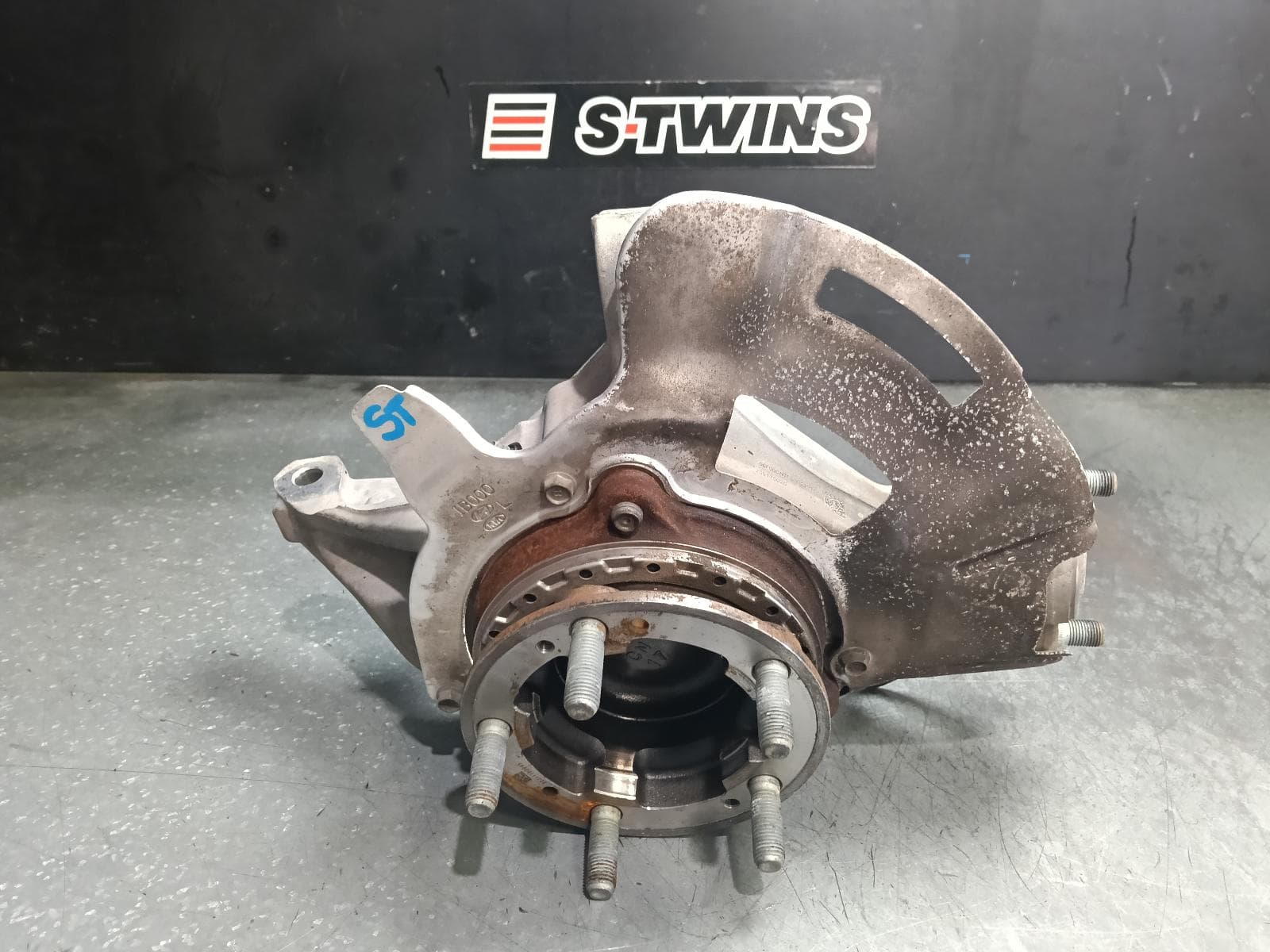 Used auto part listing image: 2022 HYUNDAI I30 LEFT FRONT HUB ASSEMBLY CN7, SEDAN (S.KOREA VIN KMHL), PETROL, 2.0, N PREMIUM TYPE, 03/21