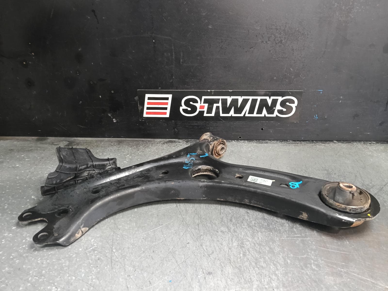 Used auto part listing image: 2022 HYUNDAI I30 LEFT FRONT LOWER CONTROL ARM CN7, SEDAN (S.KOREA VIN KMHL), N LINE/N LINE PREMIUM, 08/20