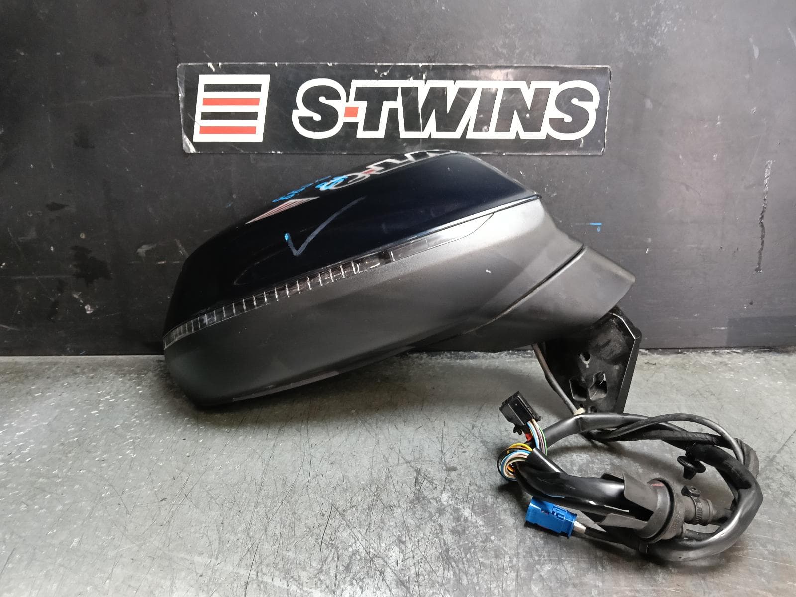 Used auto part listing image: 2016 AUDI Q7 RIGHT DOOR MIRROR 4M, POWER FOLD, W/ LANE ASSIST & CAMERA TYPE, COLOUR CODED, 09/15-03/20