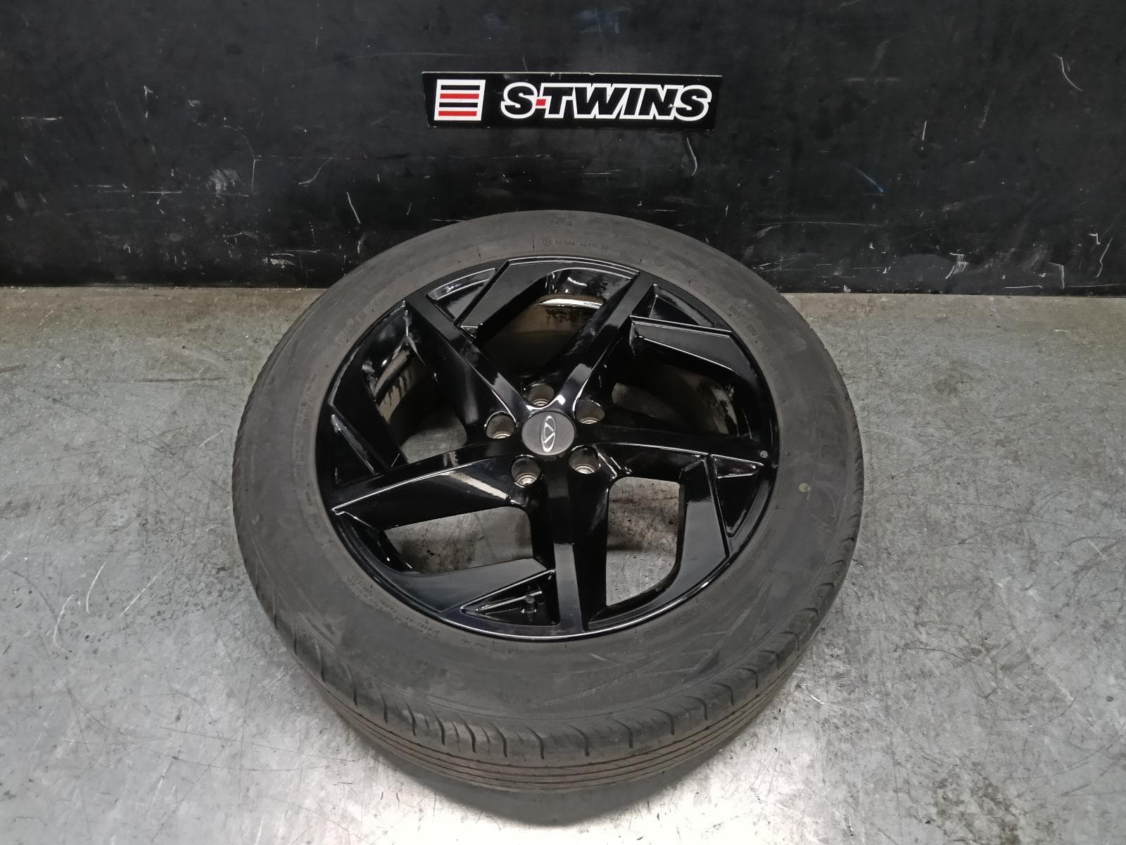 Used auto part listing image: 2023 CHERY OMODA 5 WHEEL MAG T34/T19C, FACTORY, 18X7.0IN, 5 Y SPOKE, HIGH GLOSS BLACK, 12/22