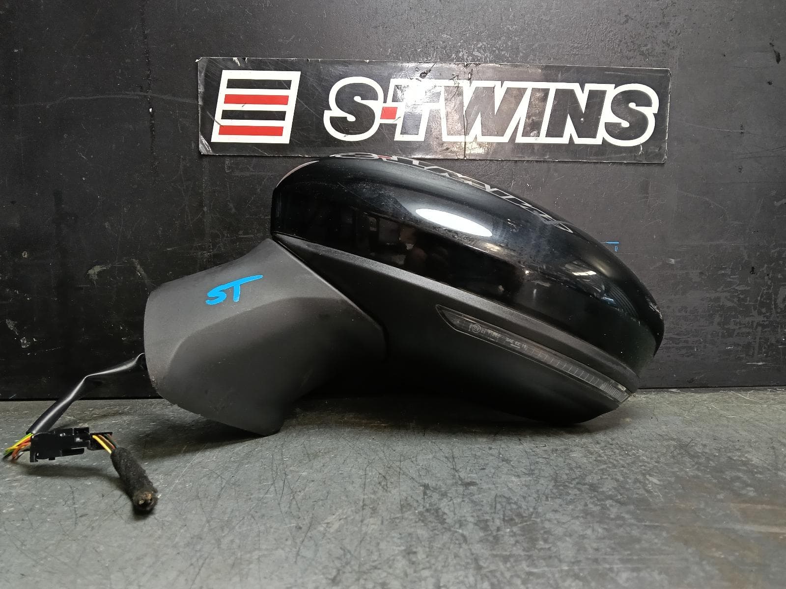 Used auto part listing image: 2022 RENAULT CAPTUR LEFT DOOR MIRROR XJB, POWER, BLIND SPOT, NON AUTO FOLDING TYPE, 01/21