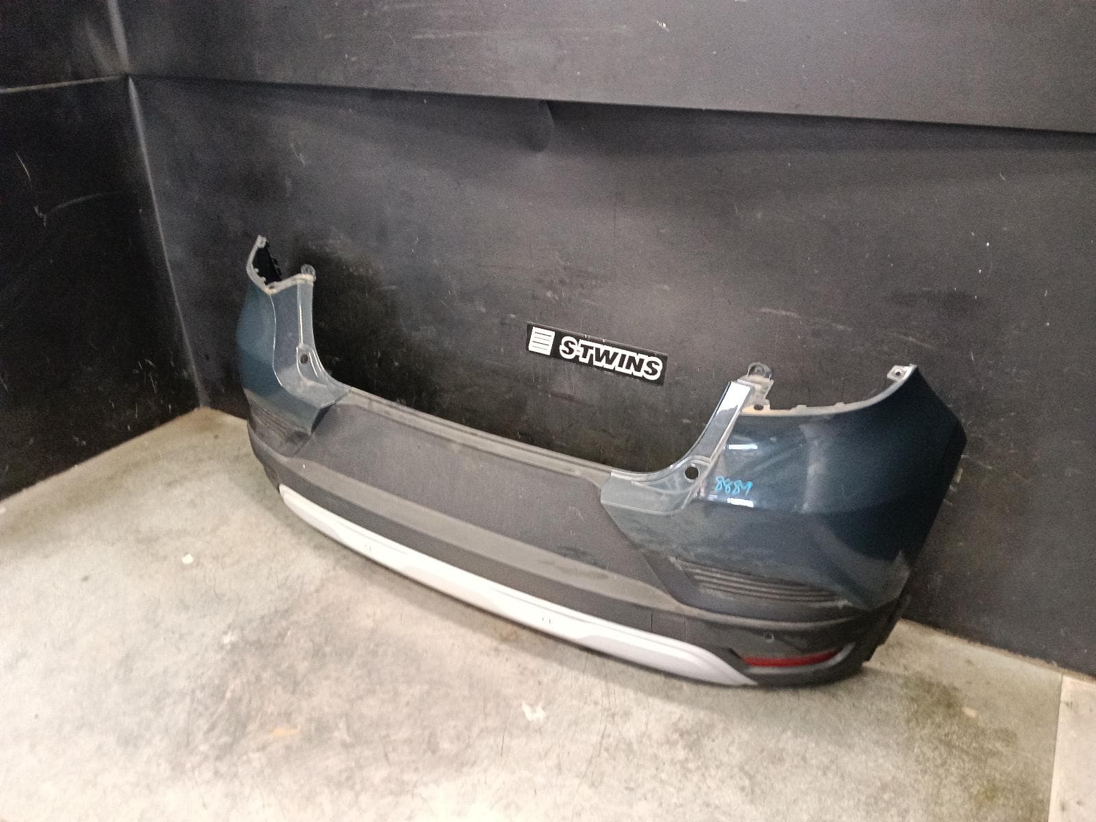 Used auto part listing image: 2022 RENAULT CAPTUR REAR BUMPER BUMPER BAR (3 PIECES), STANDARD TYPE, XJB, 01/21
