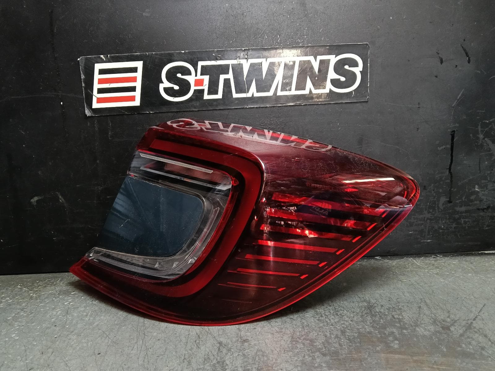 Used auto part listing image: 2022 RENAULT CAPTUR RIGHT TAILLIGHT XJB, IN BODY, LED TYPE, W/ DYNAMIC INDICATOR TYPE, 01/21