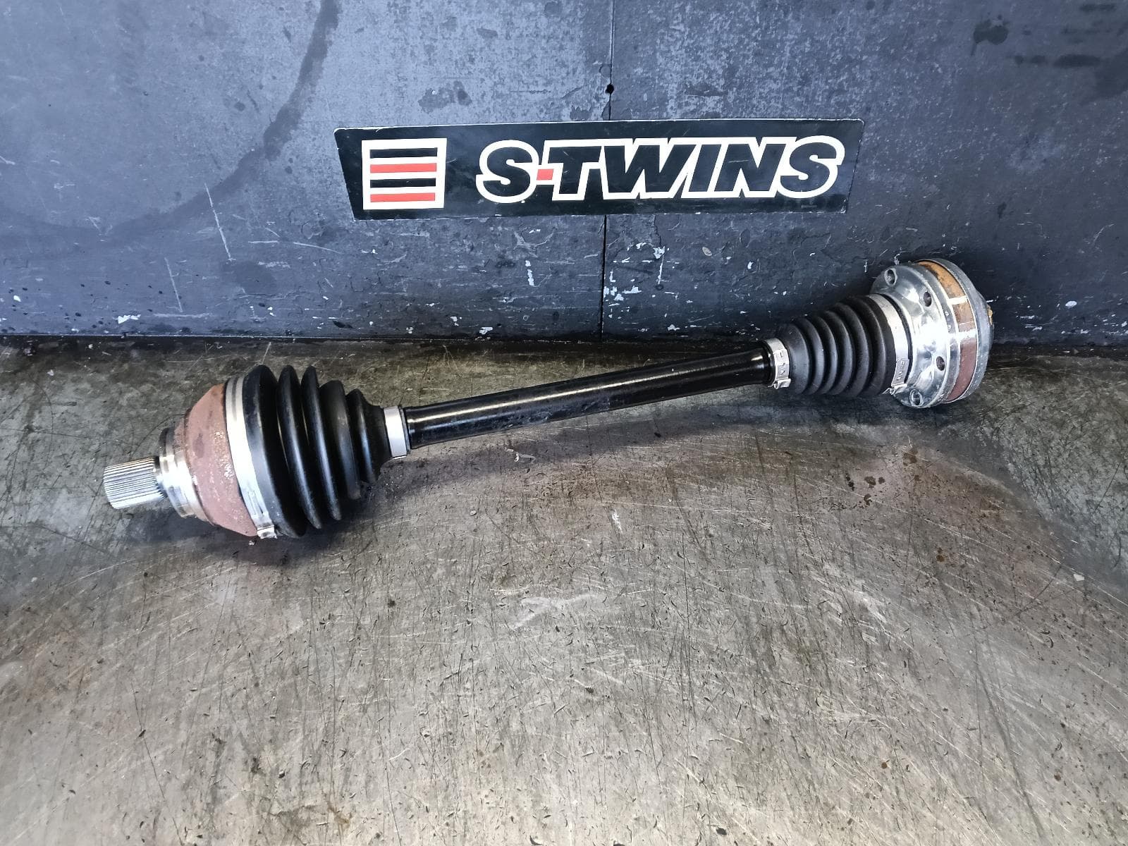 Used auto part listing image: 2023 VOLKSWAGEN GOLF RIGHT DRIVESHAFT FRONT, AUTO T/M, 2.0, PETROL, DLBA/DSFE CODE, GEN 8, 09/20