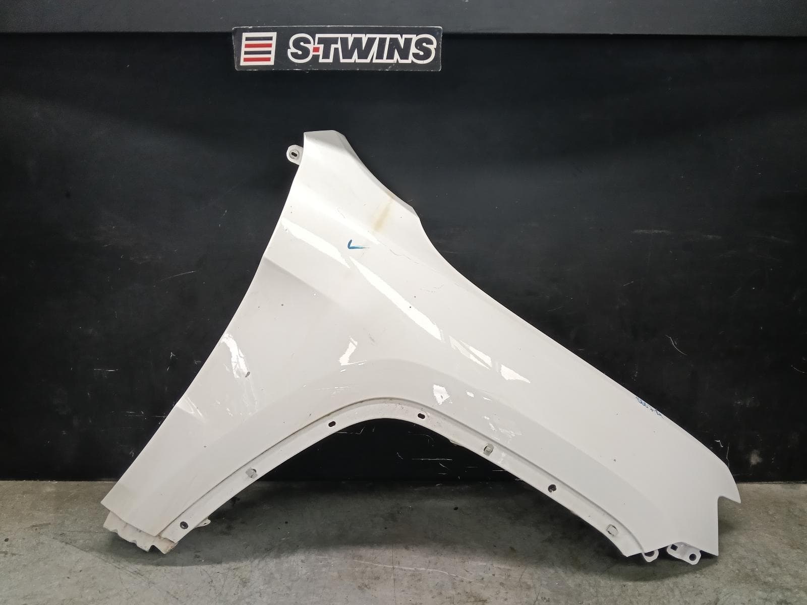 Used auto part listing image: 2017 JEEP GRANDCHEROKEE RIGHT GUARD WK, PAINTED FLARE, 04/13-02/22