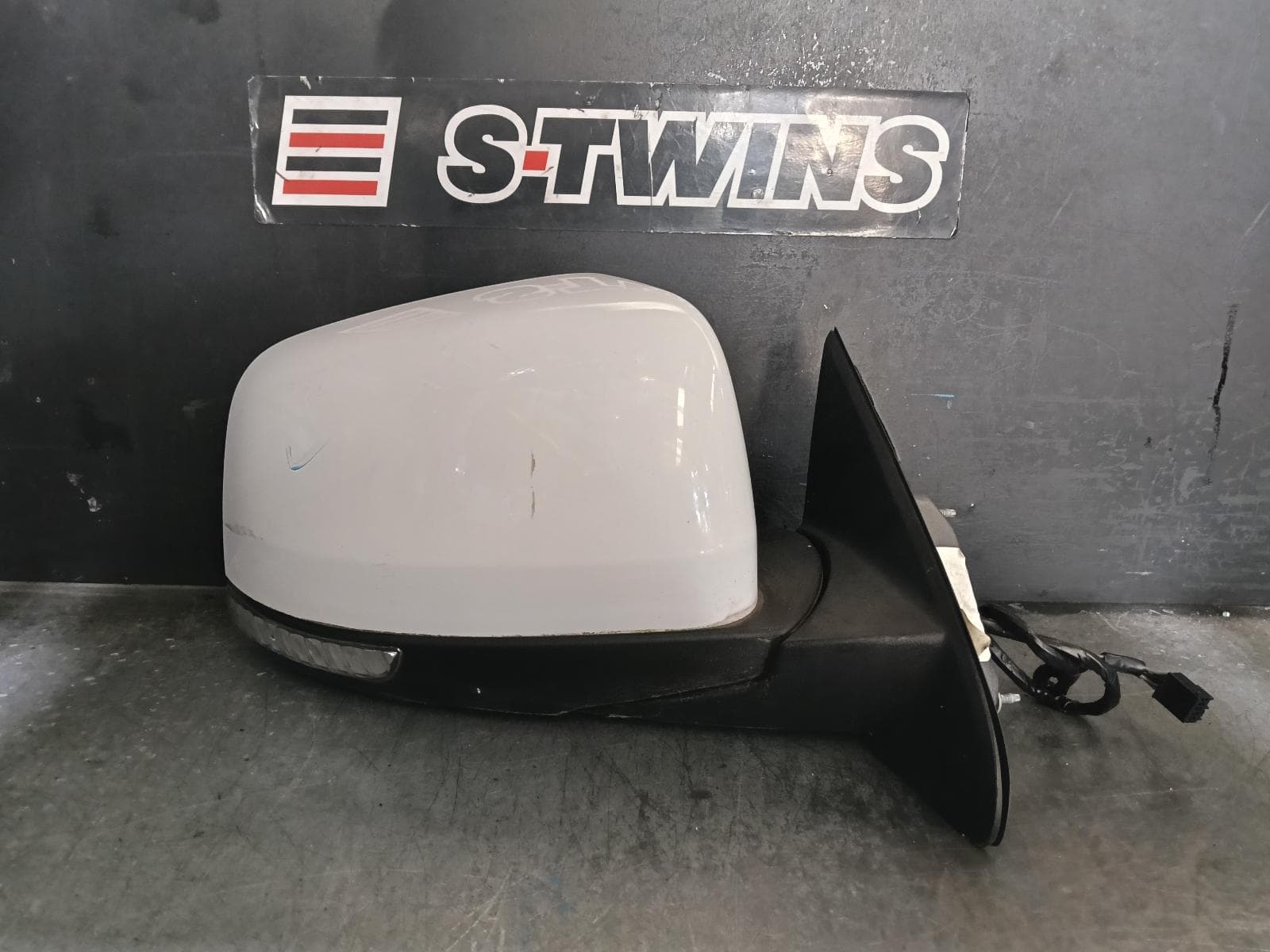 Used auto part listing image: 2017 JEEP GRANDCHEROKEE RIGHT DOOR MIRROR NON MEMORY, NON AUTO DIM, NON BLIND SPOT, NON PUDDLE, COLOUR CODED, WK, 01/17-02/22