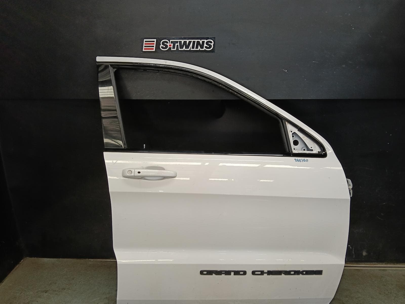 Used auto part listing image: 2017 JEEP GRANDCHEROKEE RIGHT FRONT DOOR WK, NON MOULD TYPE, 10/10-02/22