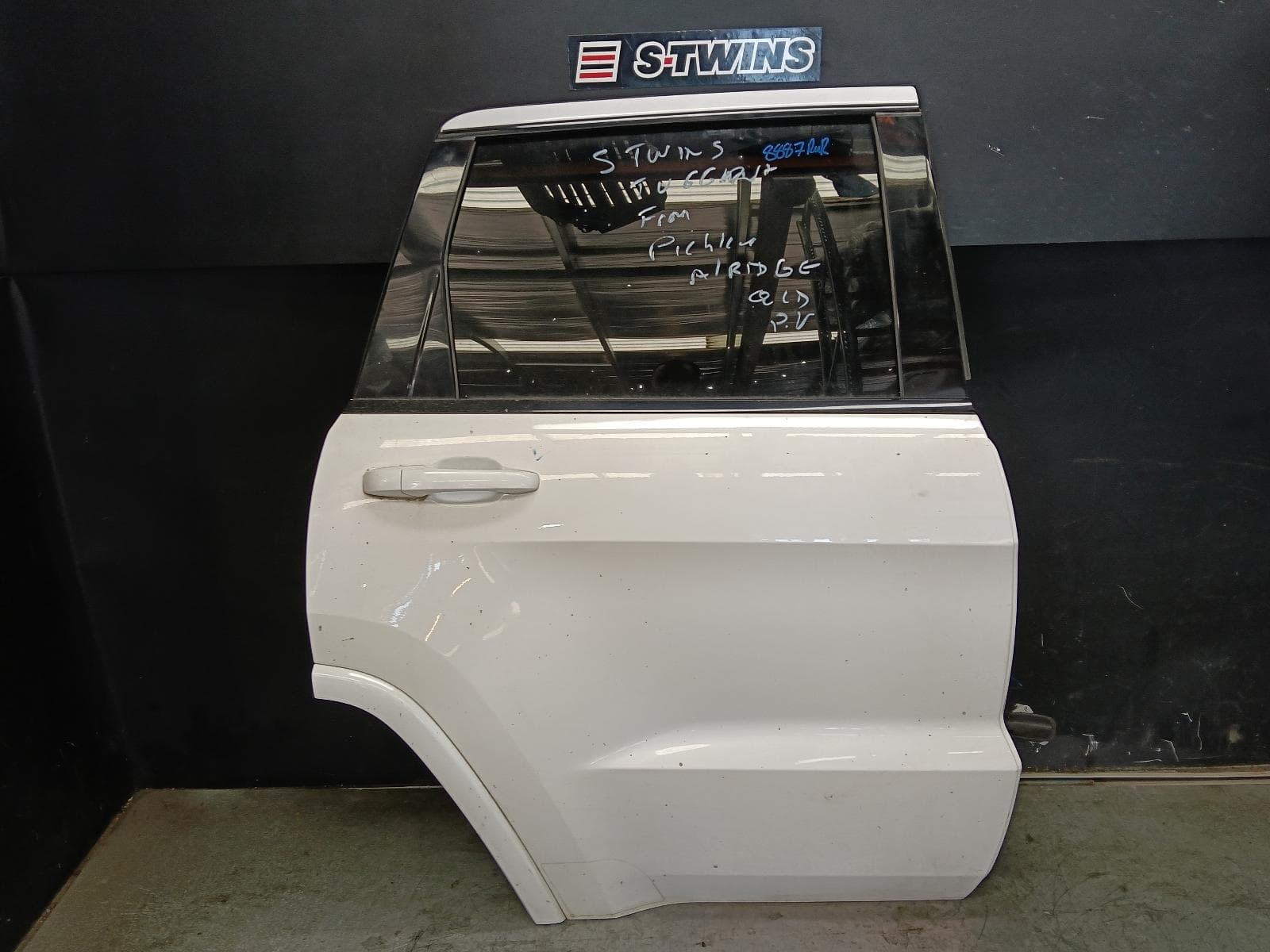 Used auto part listing image: 2017 JEEP GRANDCHEROKEE RIGHT REAR DOOR SLIDING WK, NON MOULD TYPE, NON SRT/SRT8, 10/10-02/22