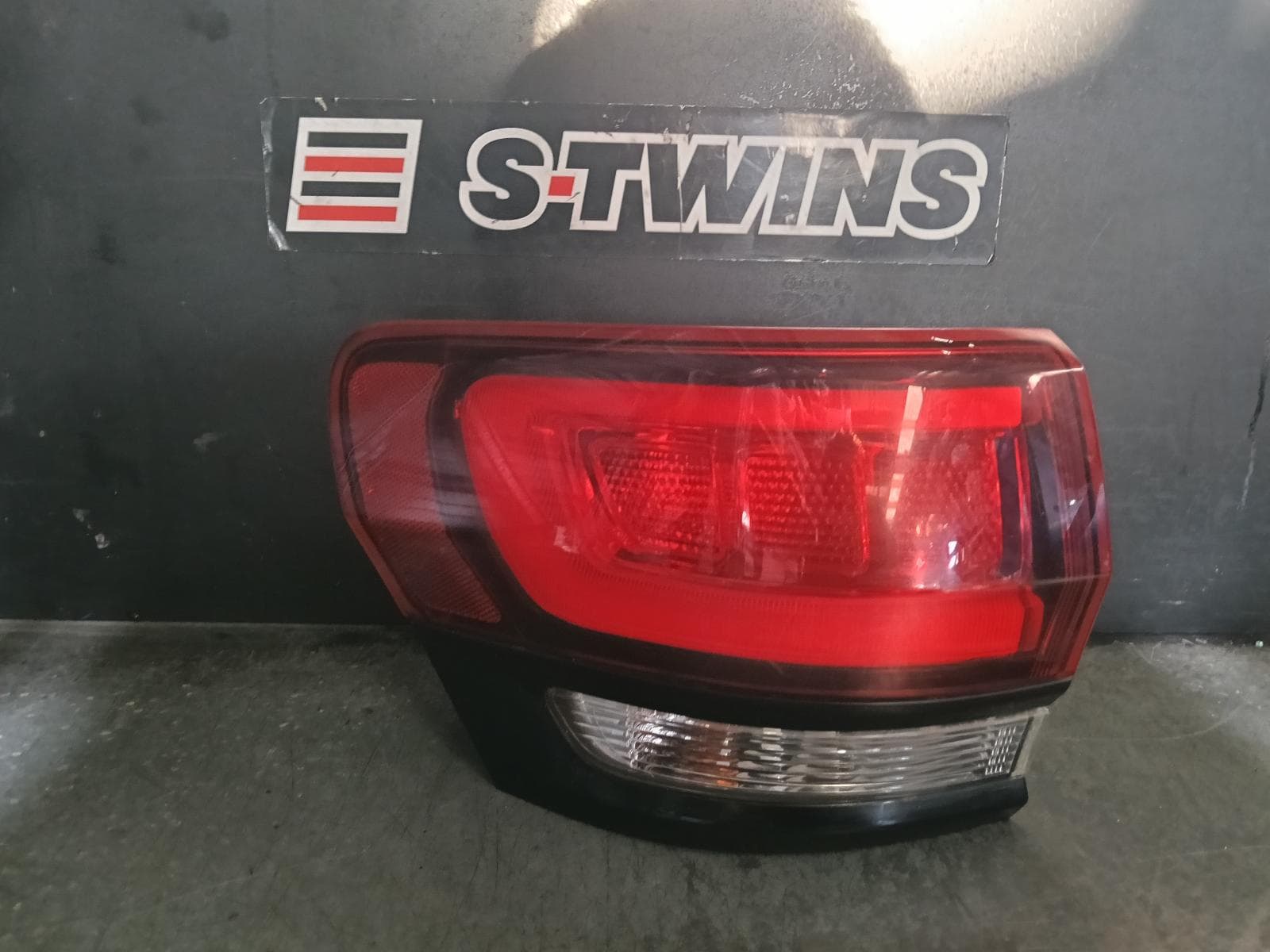 Used auto part listing image: 2017 JEEP GRANDCHEROKEE LEFT TAILLIGHT WK, SRT/75TH ANNIV/TRACKHAWK/BLACKHAWK, BLACK BEZEL, 04/13-02/22