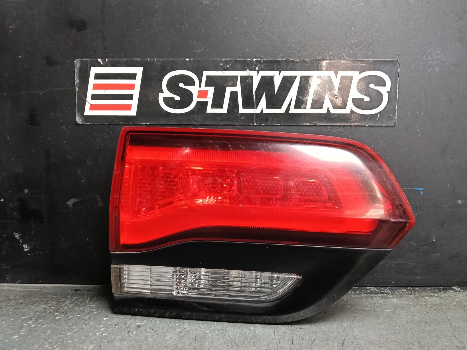 Used auto part listing image: 2017 JEEP GRANDCHEROKEE REAR GARNISH TAILGATE LAMP (LH SIDE), WK, SRT/75TH ANNIV/TRACKHAWK/BLACKHAWK, BLACK BEZEL, 04/13-02/22