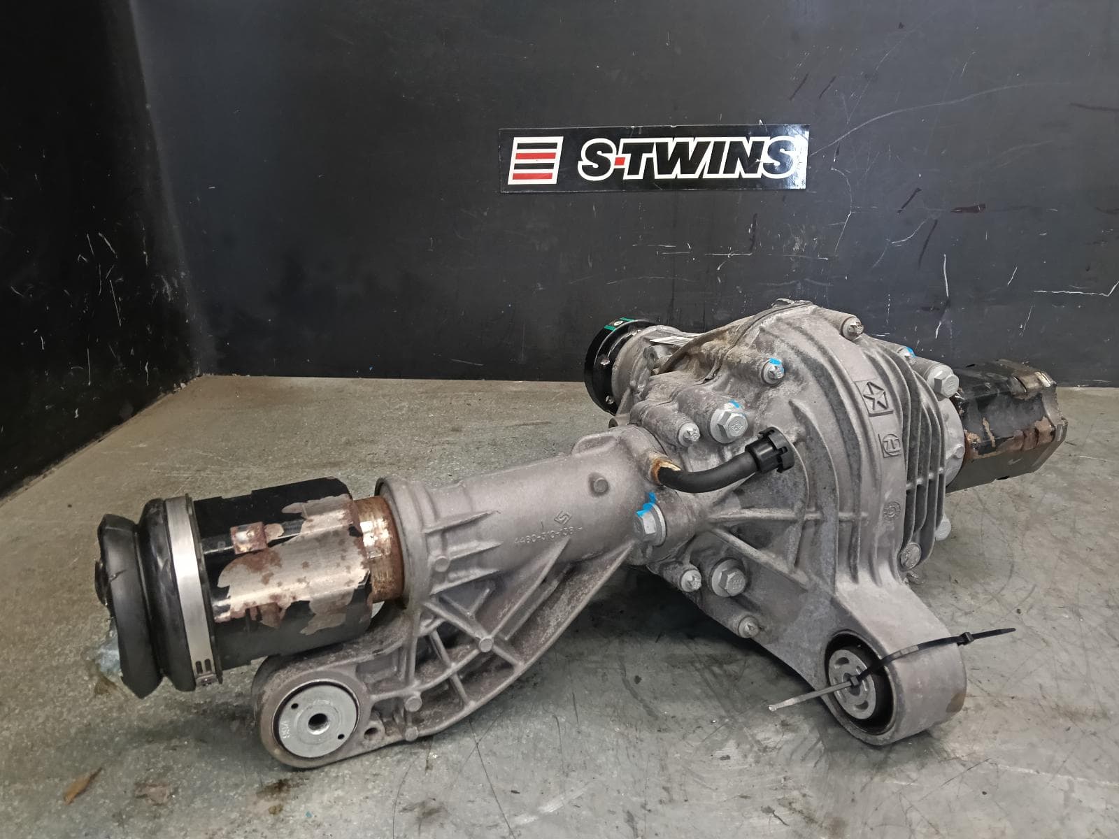 Used auto part listing image: 2017 JEEP GRANDCHEROKEE DIFFERENTIAL CENTRE FRONT, 3.6, PETROL, WK, 3.44/3.45 RATIO, 04/13-02/22