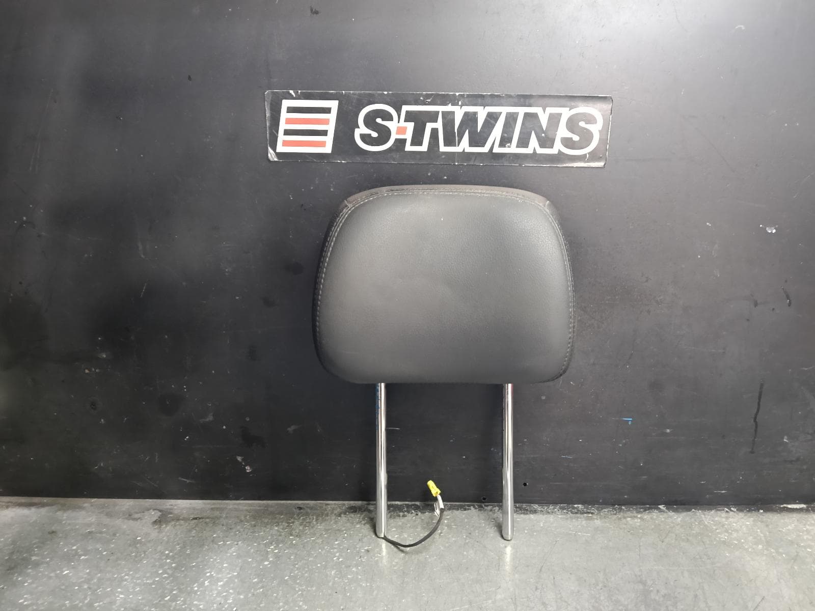 Used auto part listing image: 2017 JEEP GRANDCHEROKEE HEADREST LH FRONT, LEATHER, BLACK, WK, 10/10-02/22