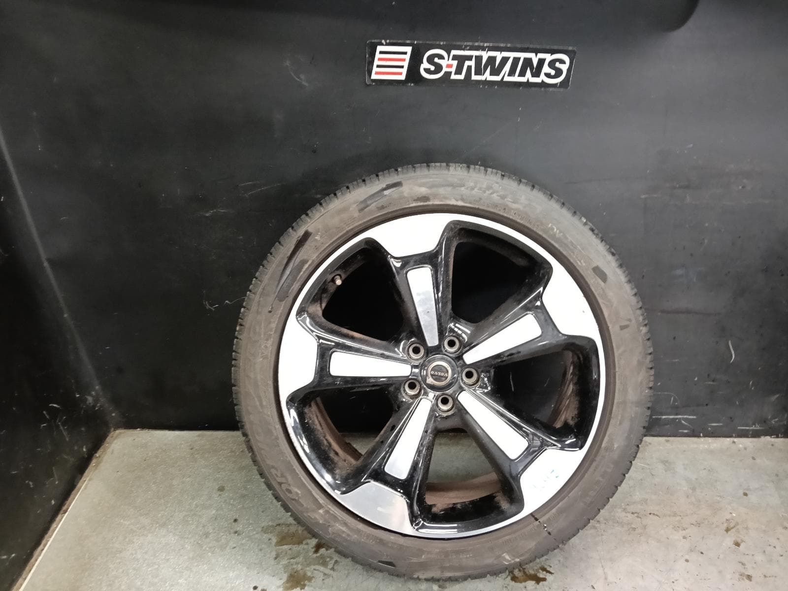 Used auto part listing image: 2018 VOLVO XC40 WHEEL MAG FACTORY, 20X8IN, 5 TWIN SPOKE, 02/18-05/22