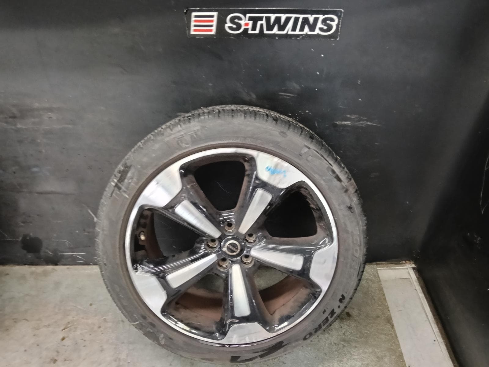 Used auto part listing image: 2018 VOLVO XC40 WHEEL MAG FACTORY, 20X8IN, 5 TWIN SPOKE, 02/18-05/22
