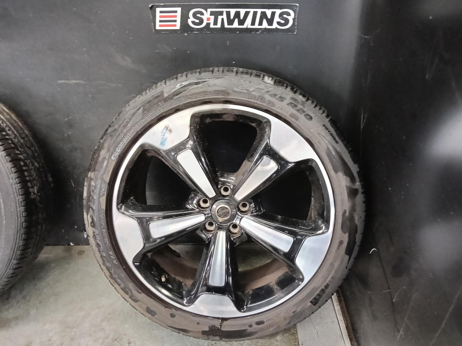 Used auto part listing image: 2018 VOLVO XC40 WHEEL MAG FACTORY, 20X8IN, 5 TWIN SPOKE, 02/18-05/22