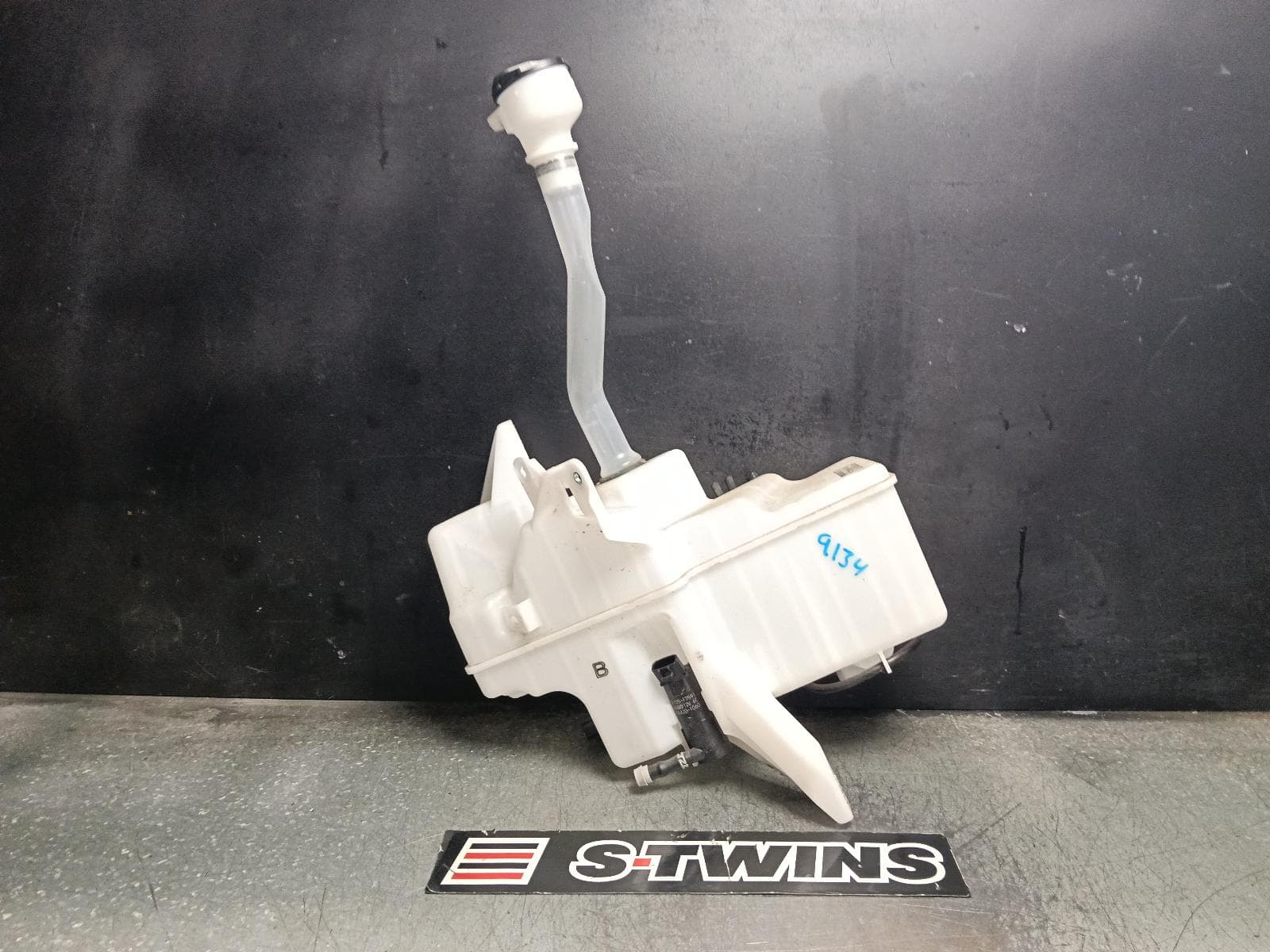 Used auto part listing image: 2019 LEXUS UX WASHER BOTTLE W/ H/LAMP WASHERS TYPE, X10, 10/18