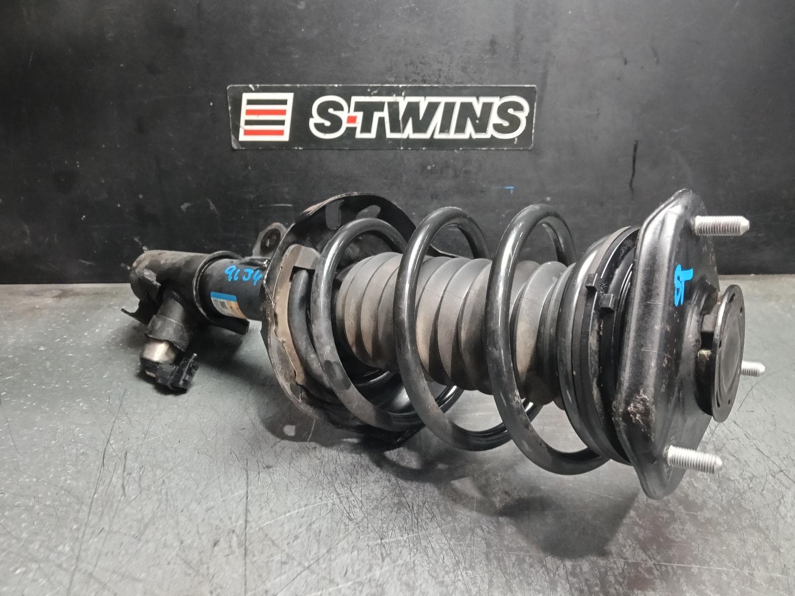 Used auto part listing image: 2019 LEXUS UX RIGHT FRONT STRUT X10, 10/18