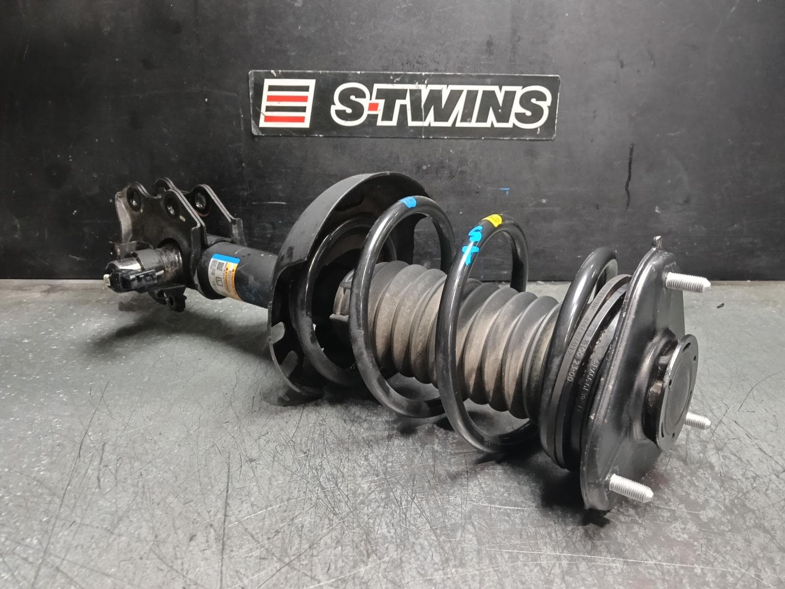 Used auto part listing image: 2019 LEXUS UX LEFT FRONT STRUT X10, 10/18