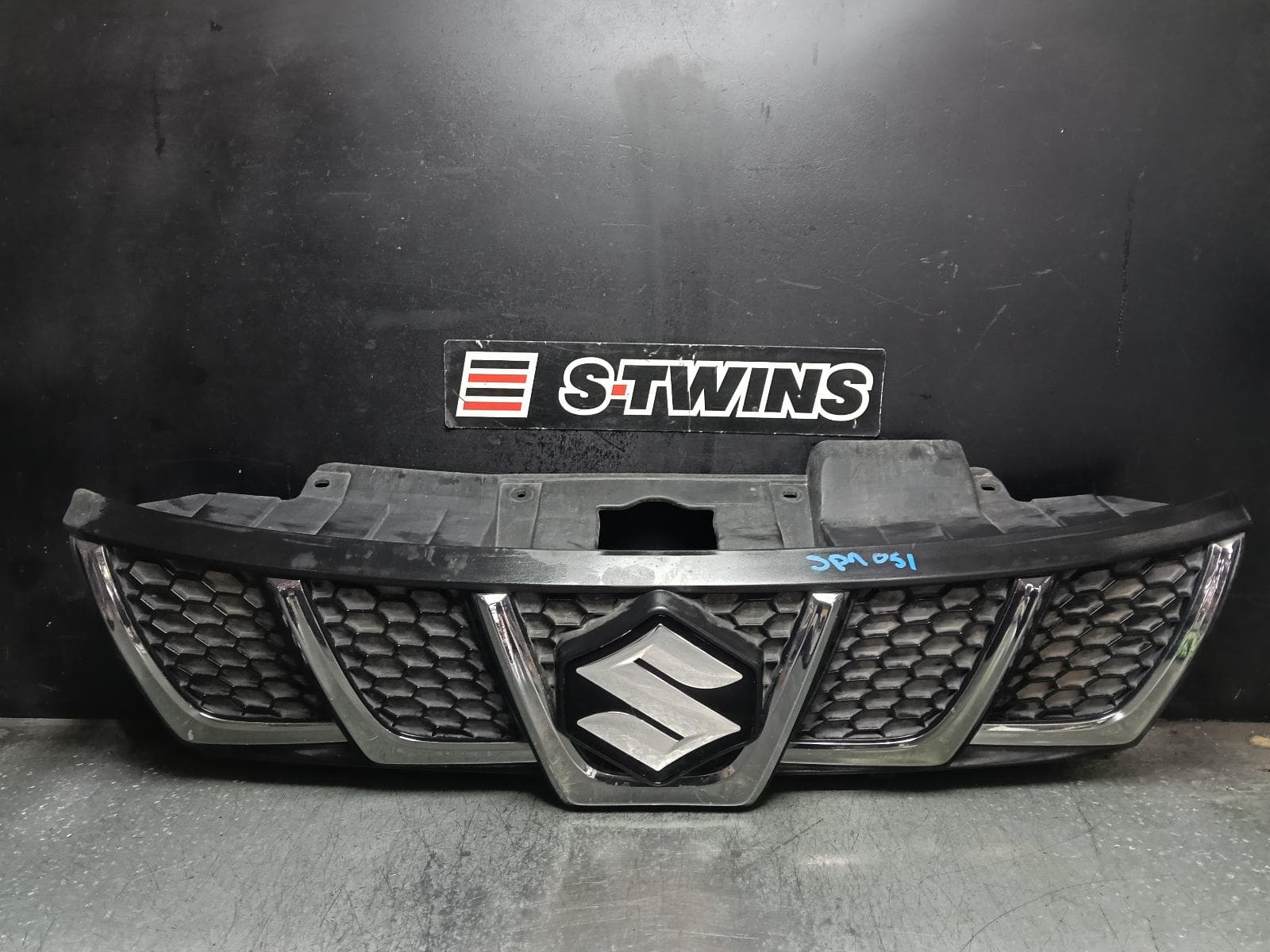 Used auto part listing image: 2016 SUZUKI VITARA GRILLE RADIATOR GRILLE, GREY, STANDARD TYPE, VITARA, LY (VIN TSM), 06/15-10/18