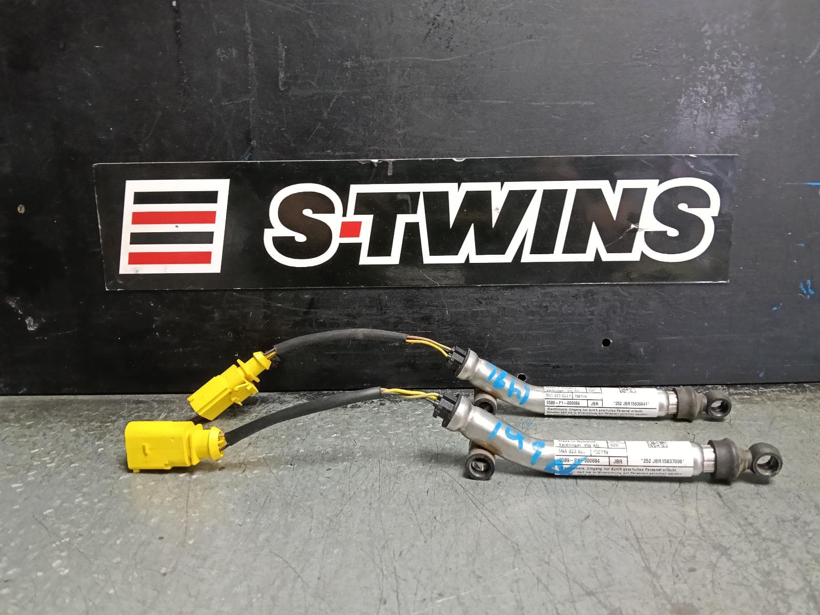 Used auto part listing image: 2019 VOLKSWAGEN TIGUAN BONNET HINGE STRUT PYROTECHNIC BONNET ACTUATORS (PAIR), 5NA, 06/16-05/21
