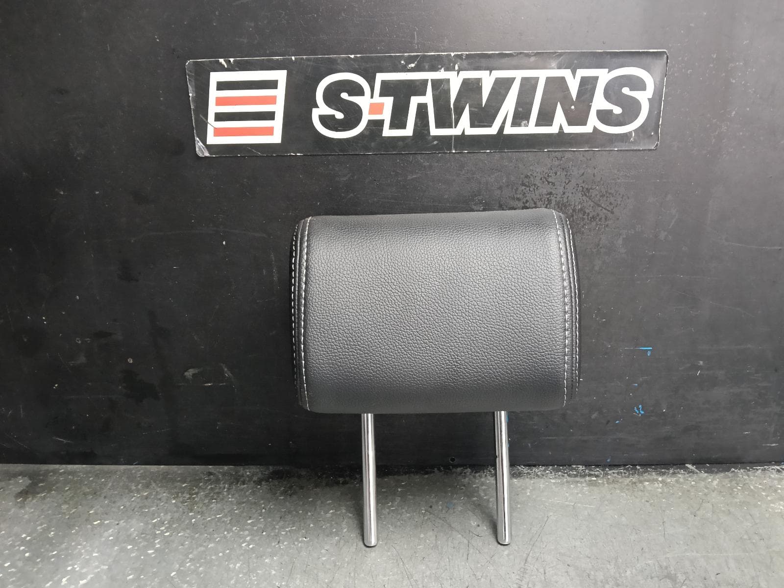 Used auto part listing image: 2015 MITSUBISHI OUTLANDER HEADREST RH REAR 2ND ROW, LEATHER, ZJ, 10/12-03/15