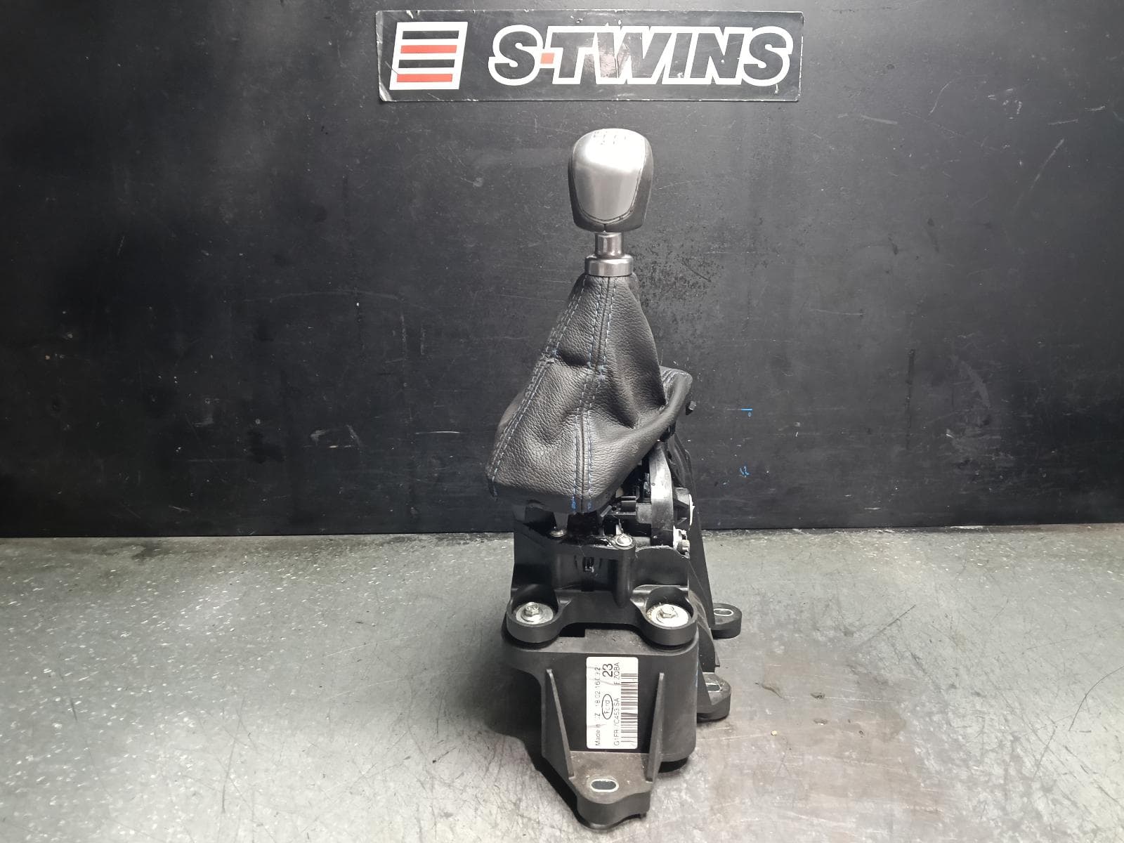Used auto part listing image: 2016 FORD FOCUS GEAR STICK SHIFTER MANUAL SHIFTER, LZ, 07/15-11/18