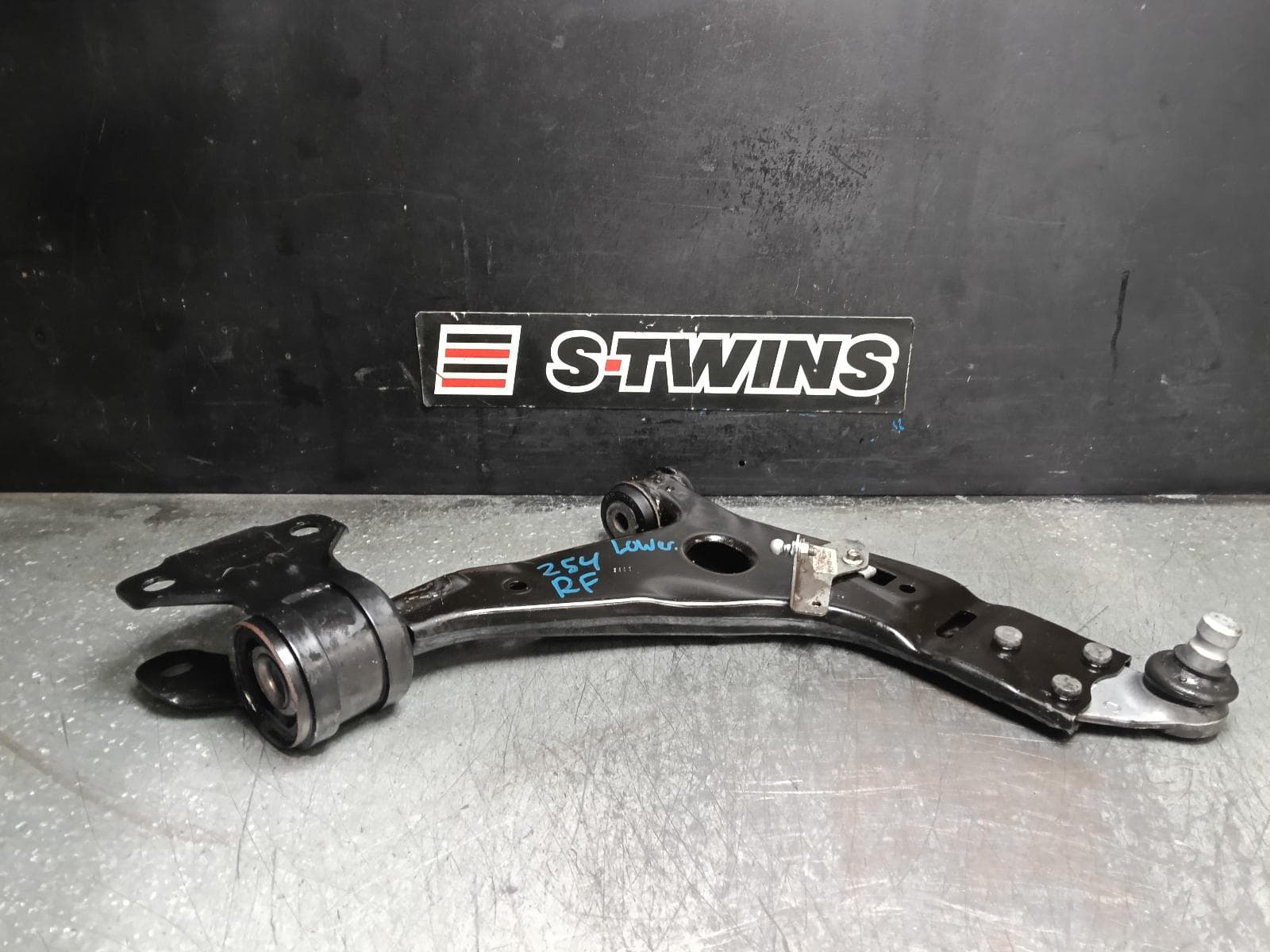 Used auto part listing image: 2016 FORD FOCUS RIGHT FRONT LOWER CONTROL ARM LZ, RS, 01/16-11/18