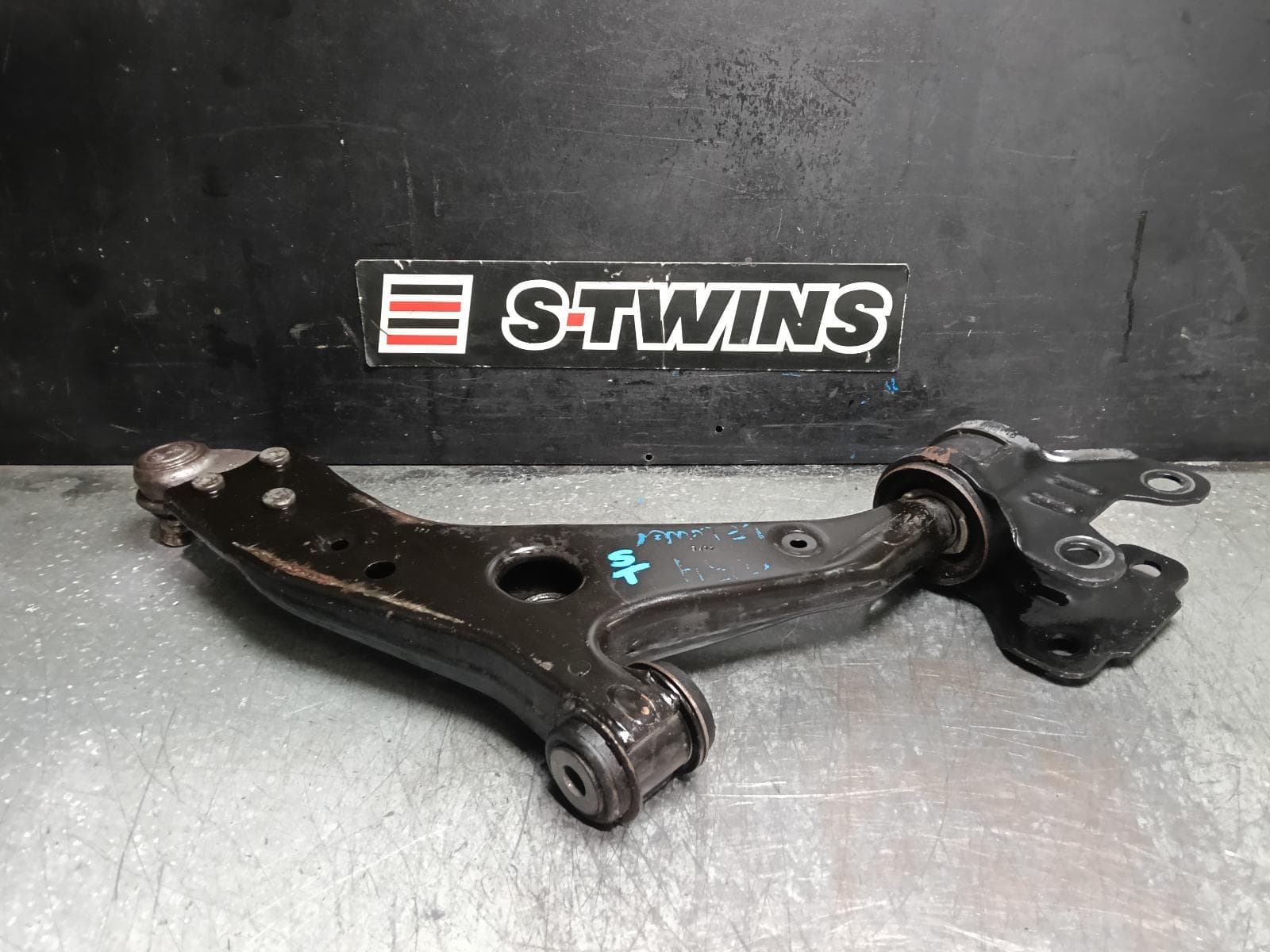 Used auto part listing image: 2016 FORD FOCUS LEFT FRONT LOWER CONTROL ARM LZ, RS, 01/16-11/18