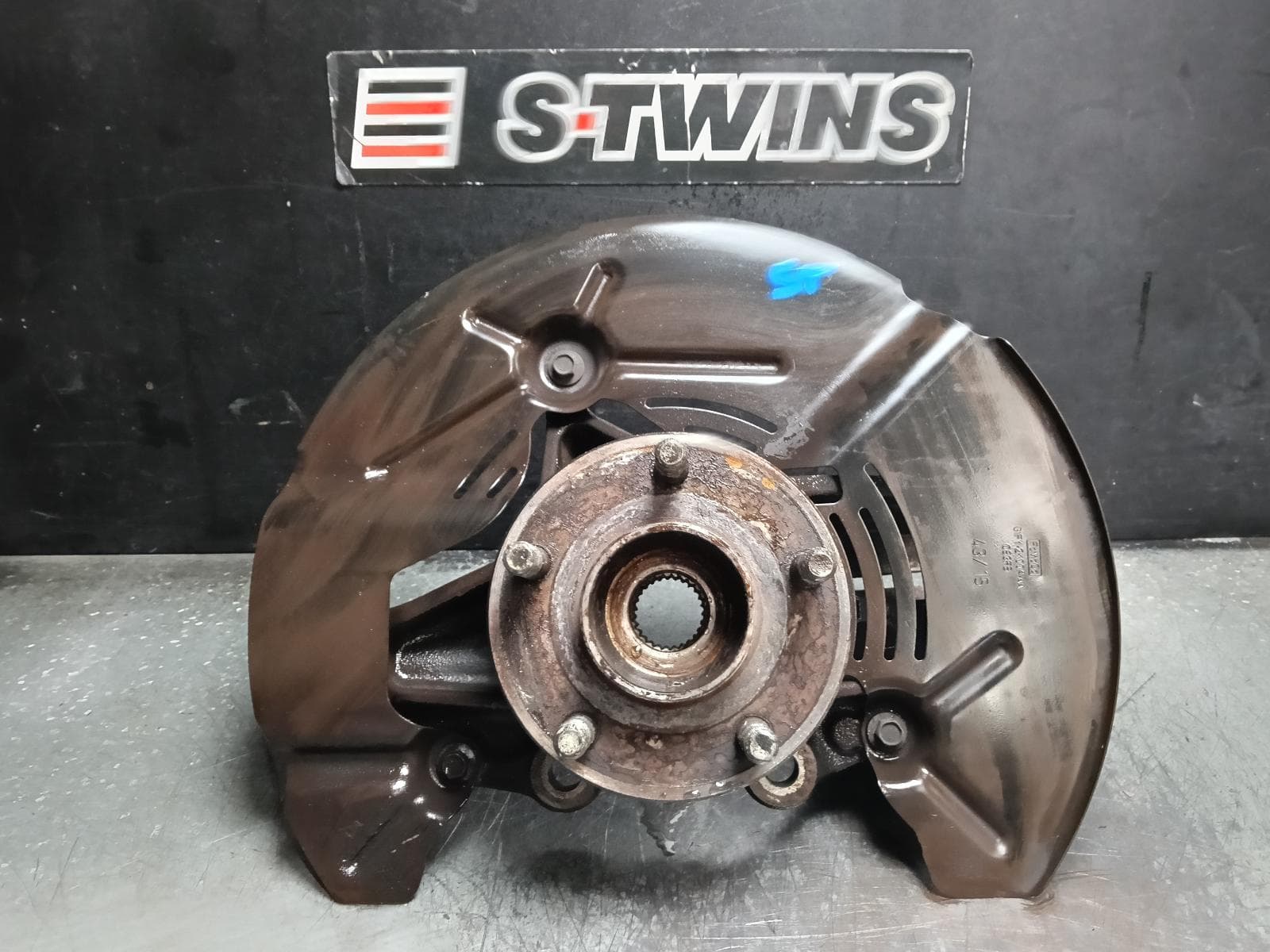 Used auto part listing image: 2016 FORD FOCUS LEFT REAR HUB ASSEMBLY LZ, 2.3, PETROL, 01/16-11/18
