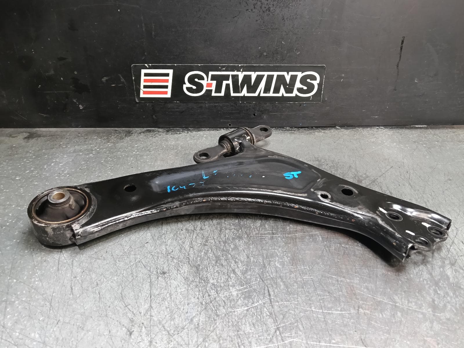 Used auto part listing image: 2022 KIA SORENTO LEFT FRONT LOWER CONTROL ARM MQ4, 02/20
