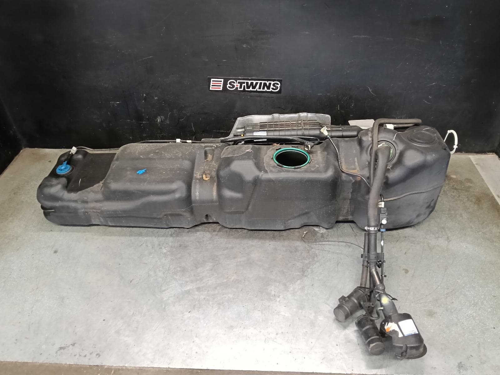Used auto part listing image: 2021 RAM 1500 FUEL TANK DS, PETROL, 98 LITRES, 1320mm LONG, 11/17-12/23