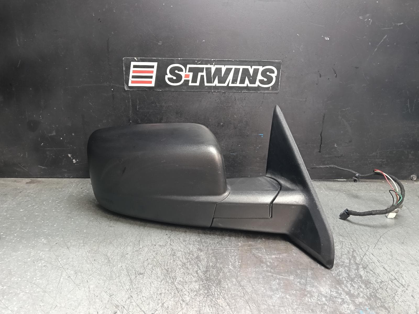 Used auto part listing image: 2021 RAM 1500 RIGHT DOOR MIRROR DS, BLACK, MANUAL FOLD, HEATED TYPE, 11/17-12/23