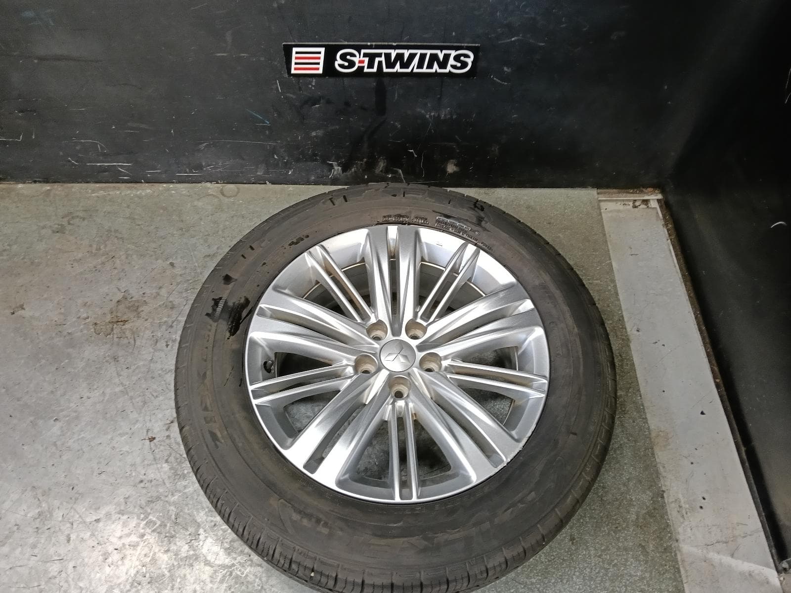 Used auto part listing image: 2022 MITSUBISHI OUTLANDER WHEEL MAG FACTORY, 18X7.5IN, MULTISPOKE, SILVER, ZM, 08/21- 0000423705