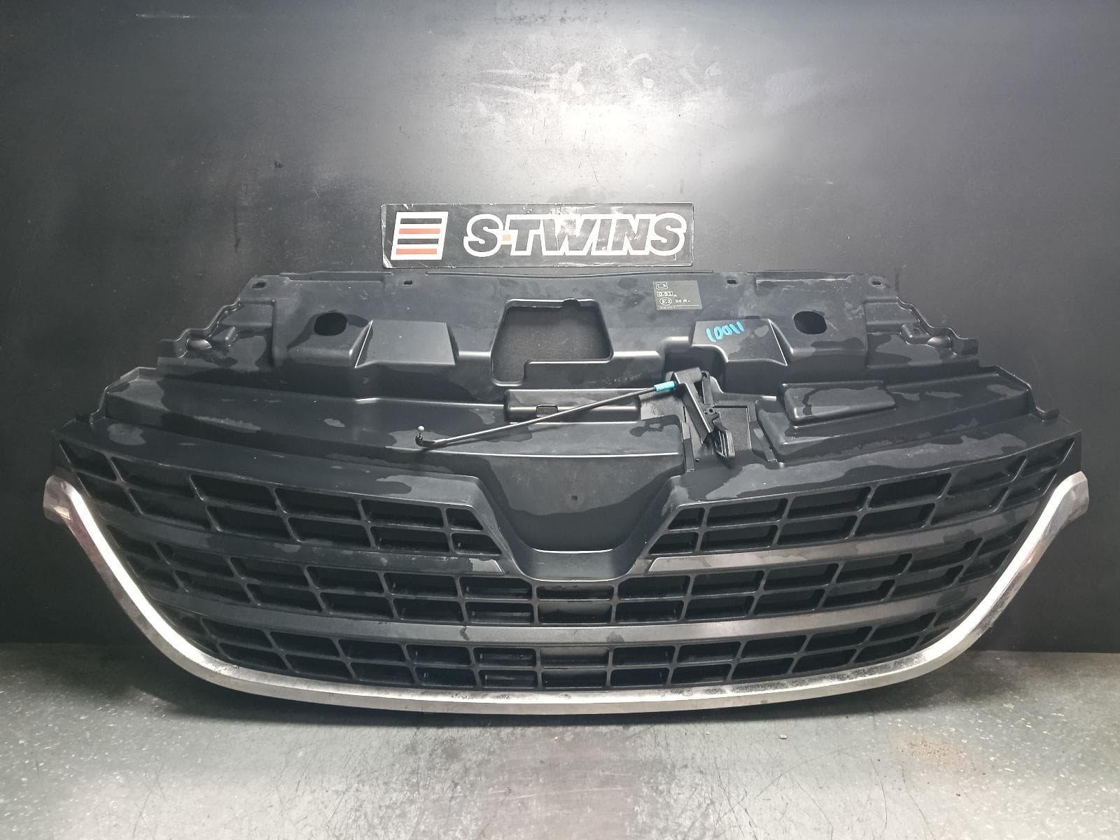 Used auto part listing image: 2021 RENAULT TRAFIC GRILLE RADIATOR GRILLE, NON CHROME INSERTS TYPE, X82, 11/19-12/21