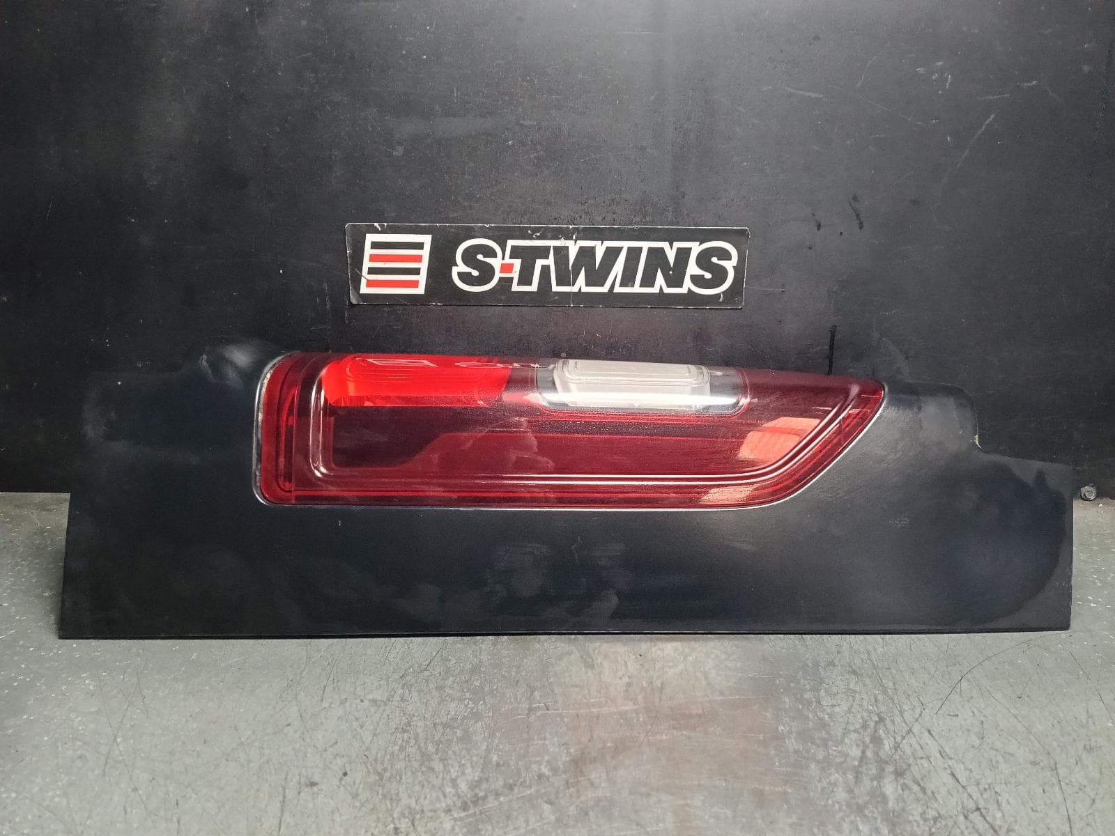 Used auto part listing image: 2021 RENAULT TRAFIC RIGHT TAILLIGHT X82, IN BODY, UPPER, 01/15