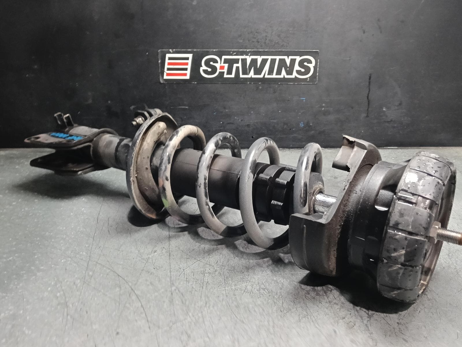 Used auto part listing image: 2021 RENAULT TRAFIC RIGHT FRONT STRUT X82, 01/15